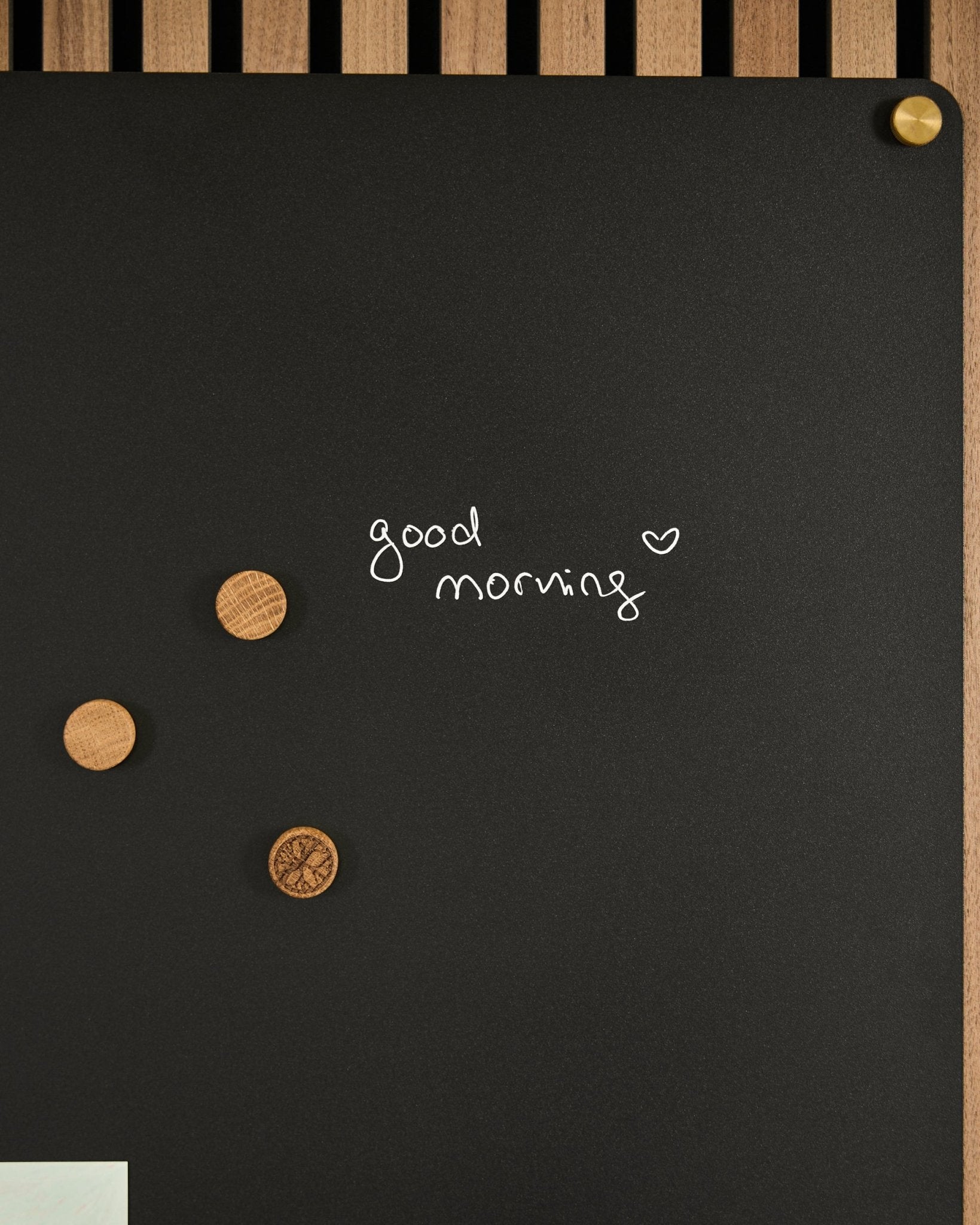 Norr | Blackboard set od WoodUpp obejmuje black Panel akustyczny z napisem „good morning” i sercem oraz 3 drewniane magnesy. Minimalistyczny nordycki design.