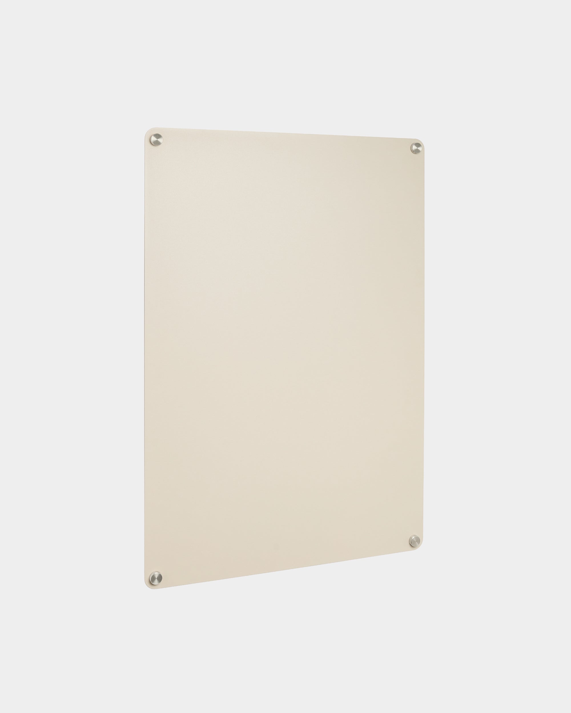 Tablica magnetyczna Norr large beige od WoodUpp, prostokątna, z czterema widocznymi śrubami w rogach, pokazana na jednolitym białym tle.