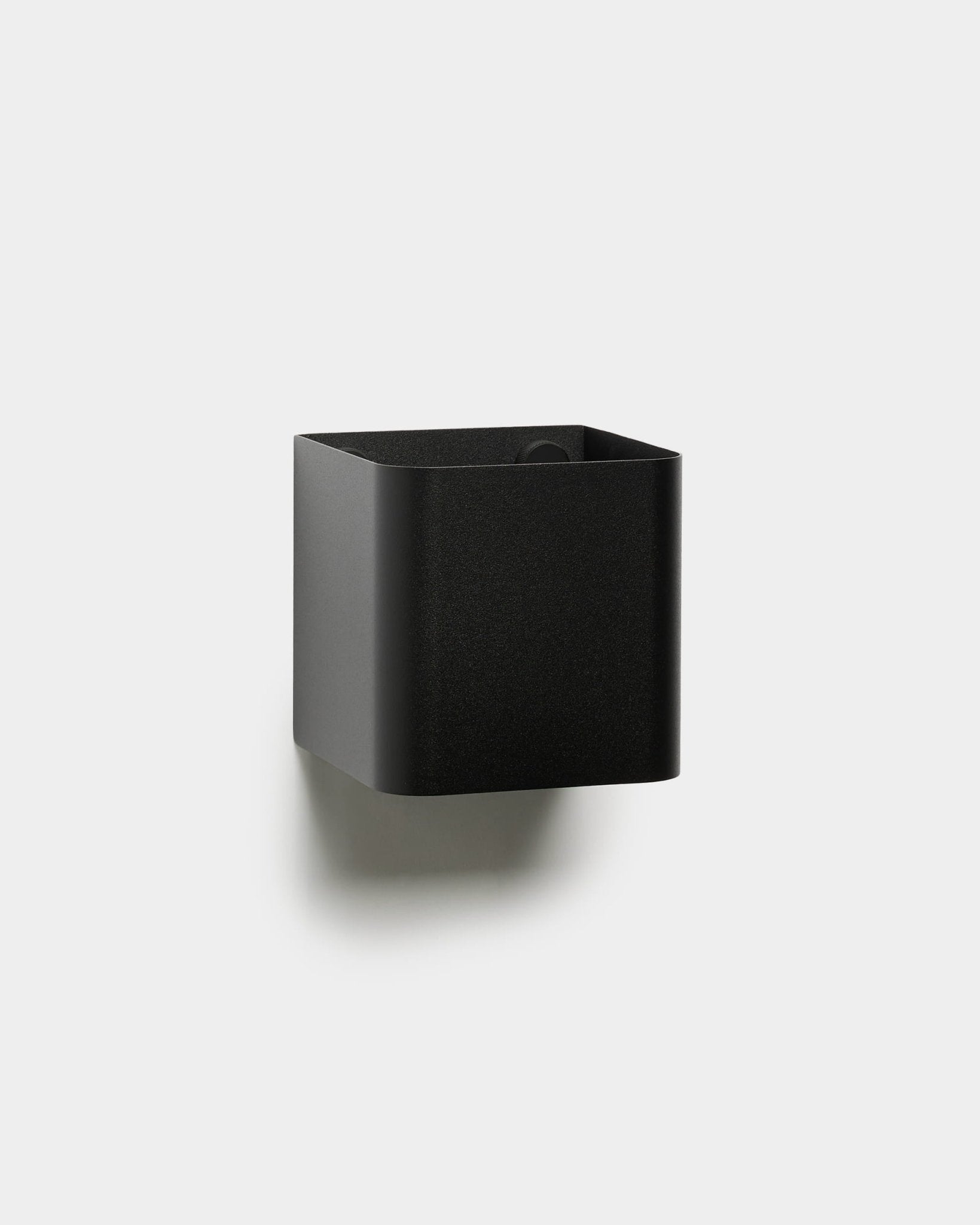 WoodUpp Norr | Plant Box to minimalistyczny black kwadratowy pojemnik ścienny do przechowywania z zaokrąglonymi krawędziami, pokazany na jednolitym białym tle.