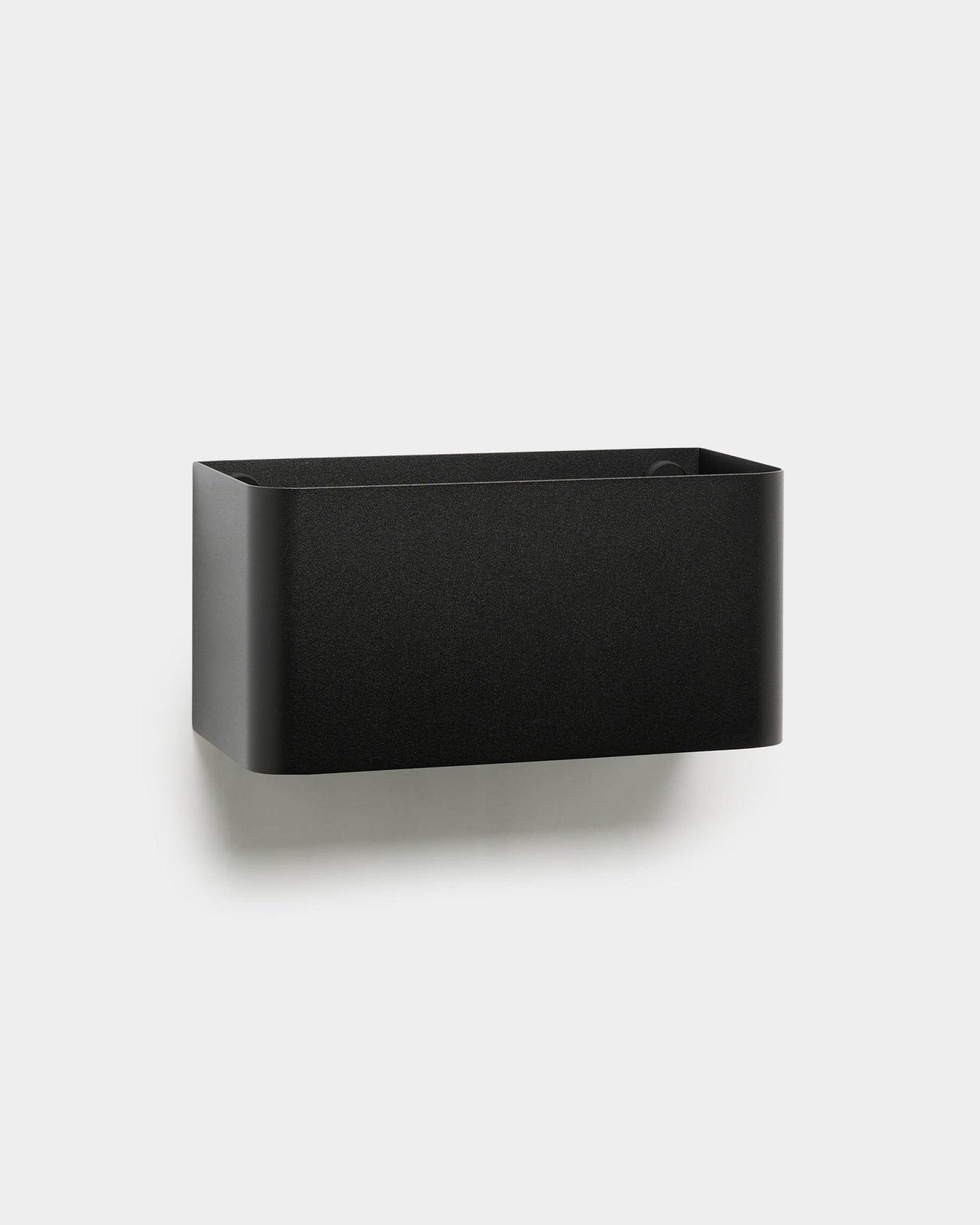 WoodUpp Norr Plant Box (23,9 cm, black) o zaokrąglonych krawędziach, zaprojektowany do montażu na Panel akustyczny, pokazany na jednolitym jasnoszarym tle.