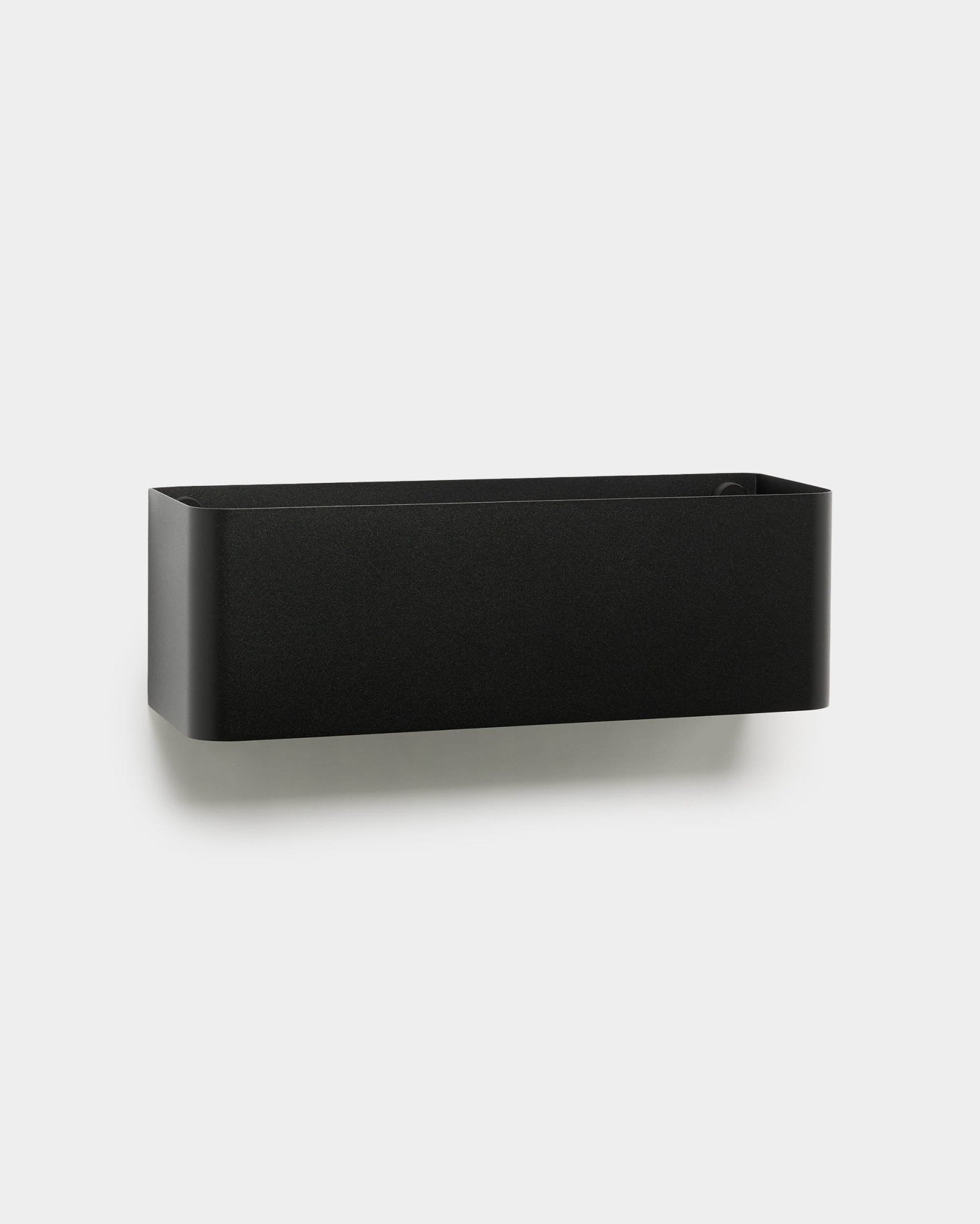 Norr | Plant Box od WoodUpp to black donica ścienna z zaokrąglonymi krawędziami, zaprojektowana tak, by harmonijnie uzupełniać nordyckie wnętrza i akustyczne panele drewniane.