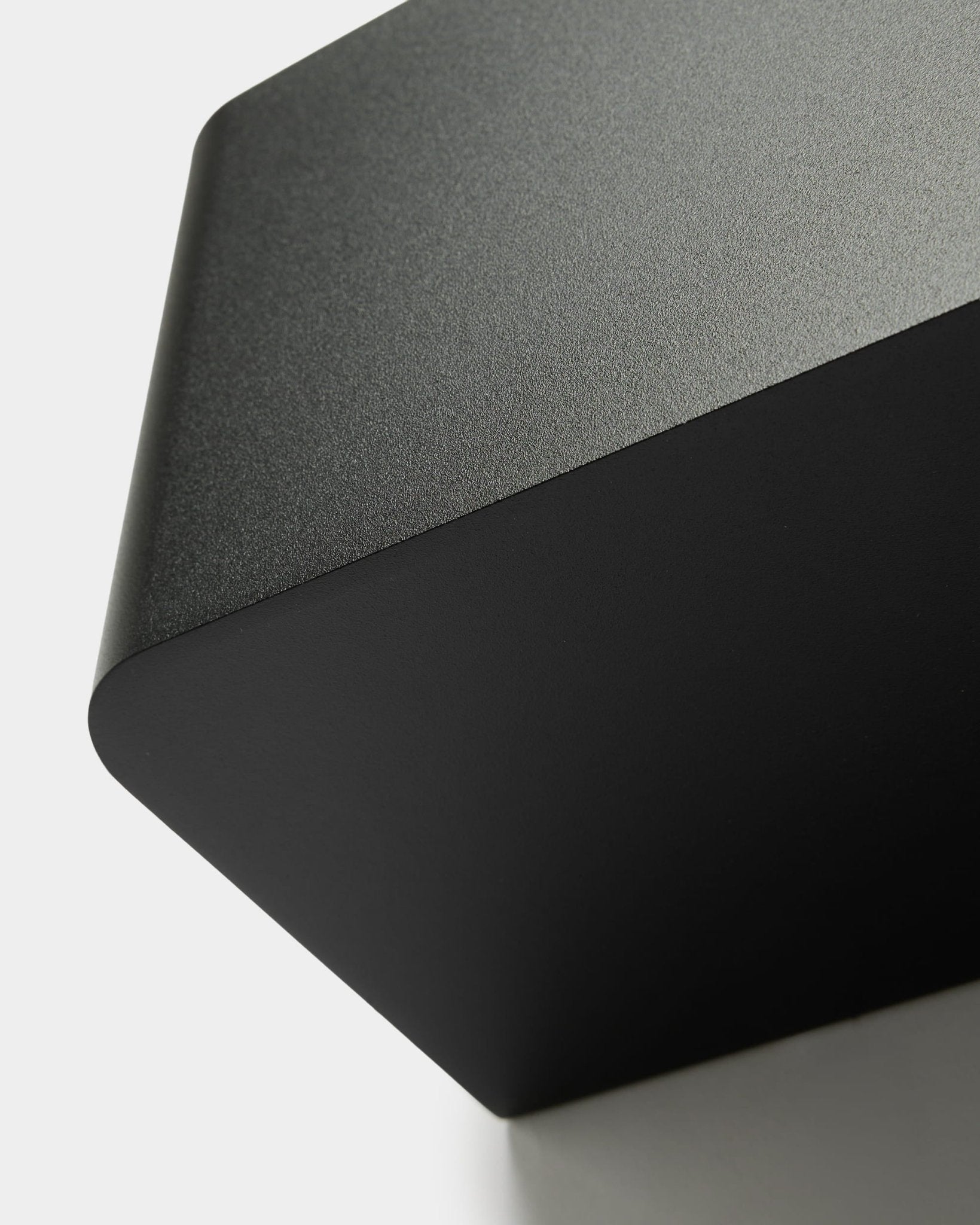Donica Plant Box WoodUpp Norr (35,9 cm) w kolorze black, o minimalistycznym nordyckim wzornictwie i gładkich, zaokrąglonych krawędziach, zaprojektowana jako akcesorium do kolekcji Akupanel.