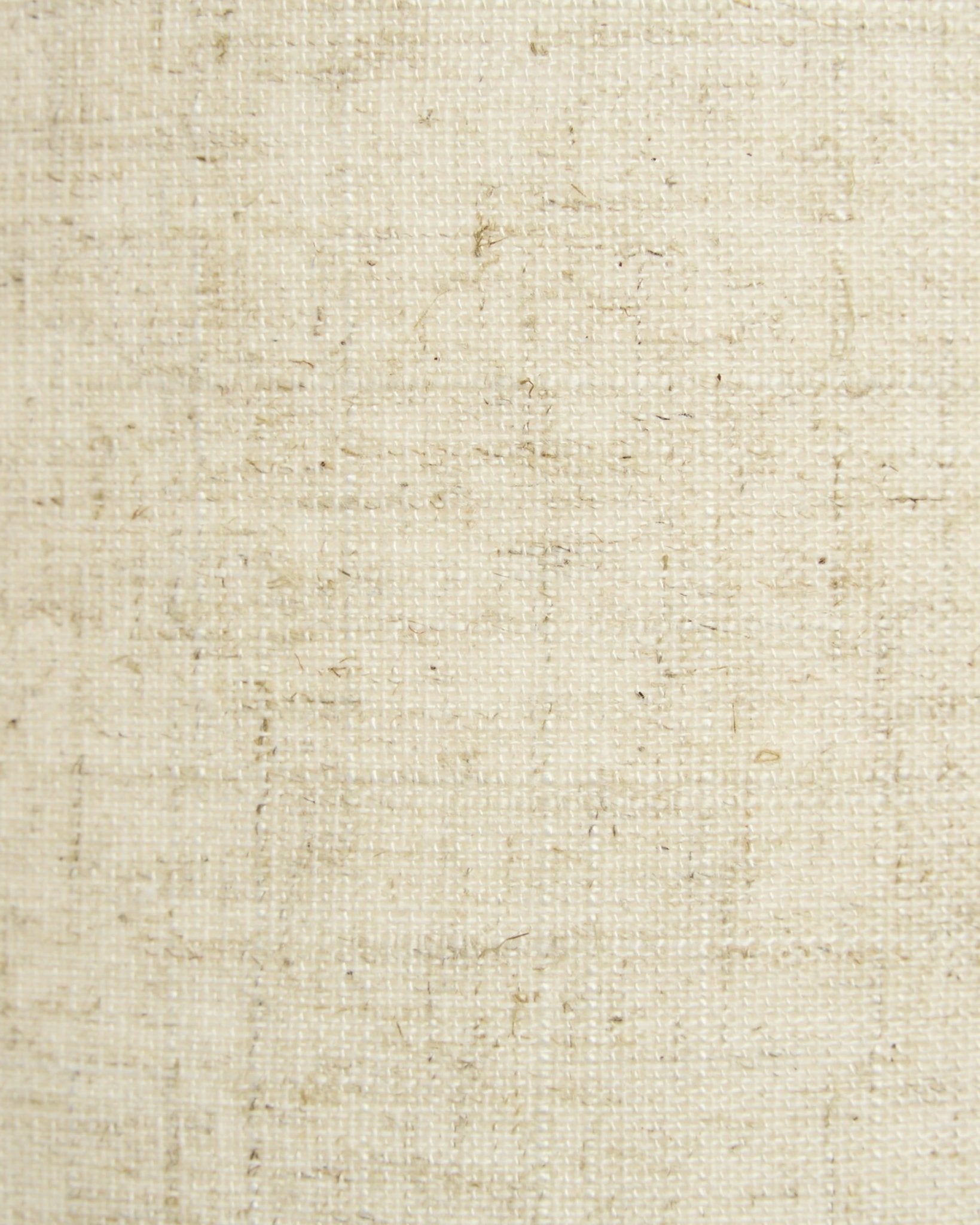 Zbliżenie na lampę ścienną Feya od WoodUpp w odcieniach beige, z teksturowanym abażurem o naturalnym wyglądzie lnu i bawełny. Nordycki minimalistyczny design.