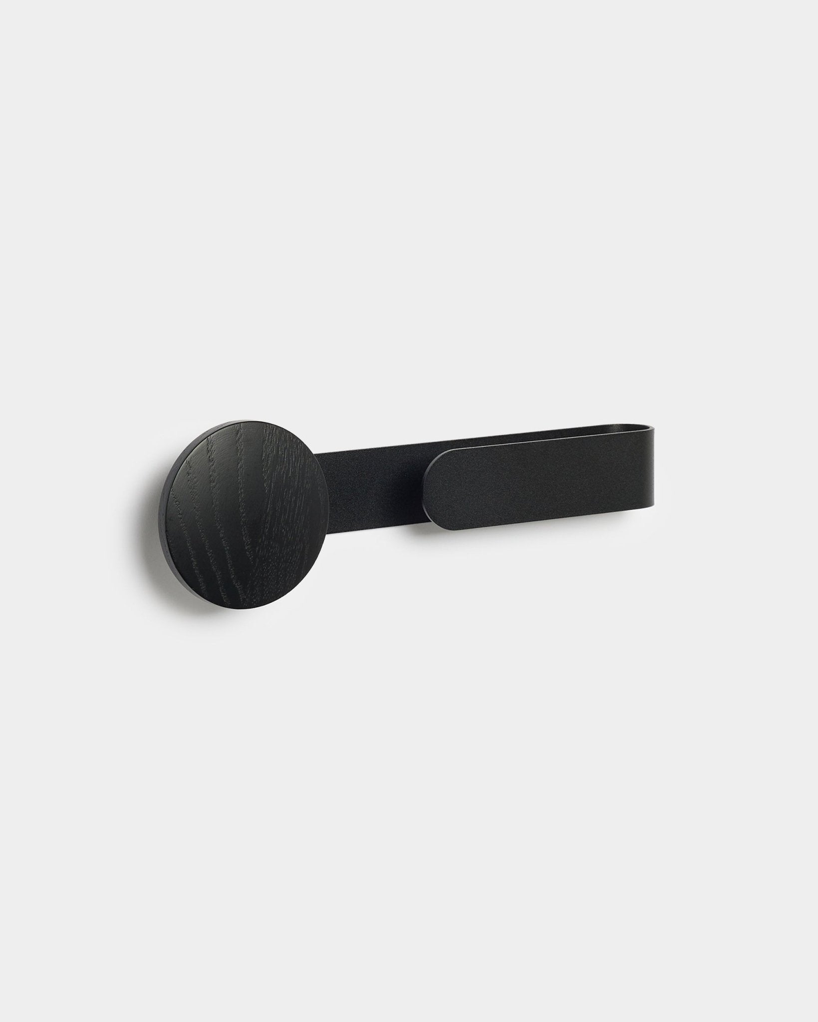 Wieszak Linn | Horizontal w kolorze Black Oak od WoodUpp, minimalistyczny zestaw akcesoriów z drewna i malowanego proszkowo black na jasnym tle w odcieniu grey.