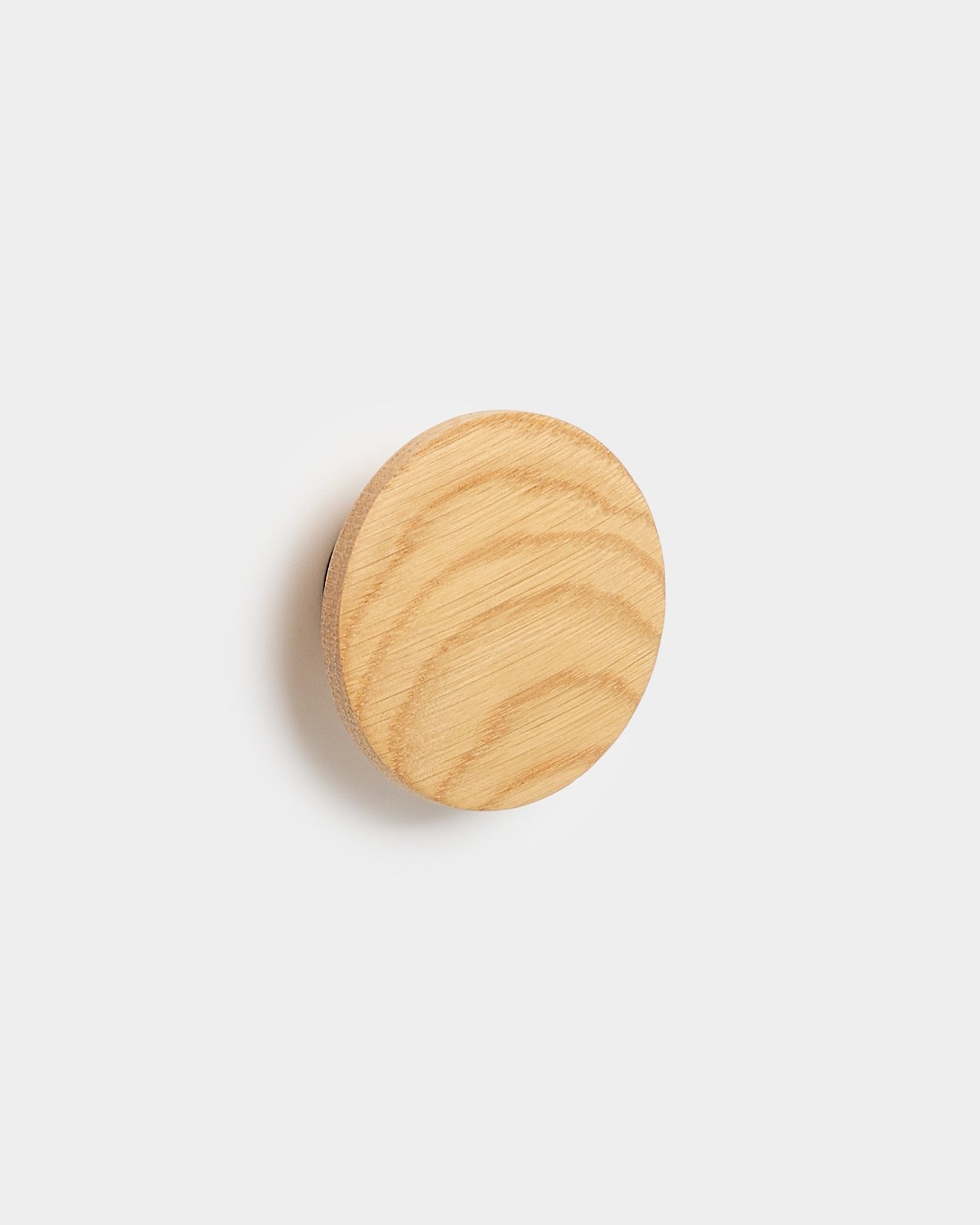 Linn I Single Hanger od WoodUpp, natural oak akcesorium z widocznym usłojeniem drewna, zaprojektowane do Akupanel paneli akustycznych, na jednolitym białym tle.