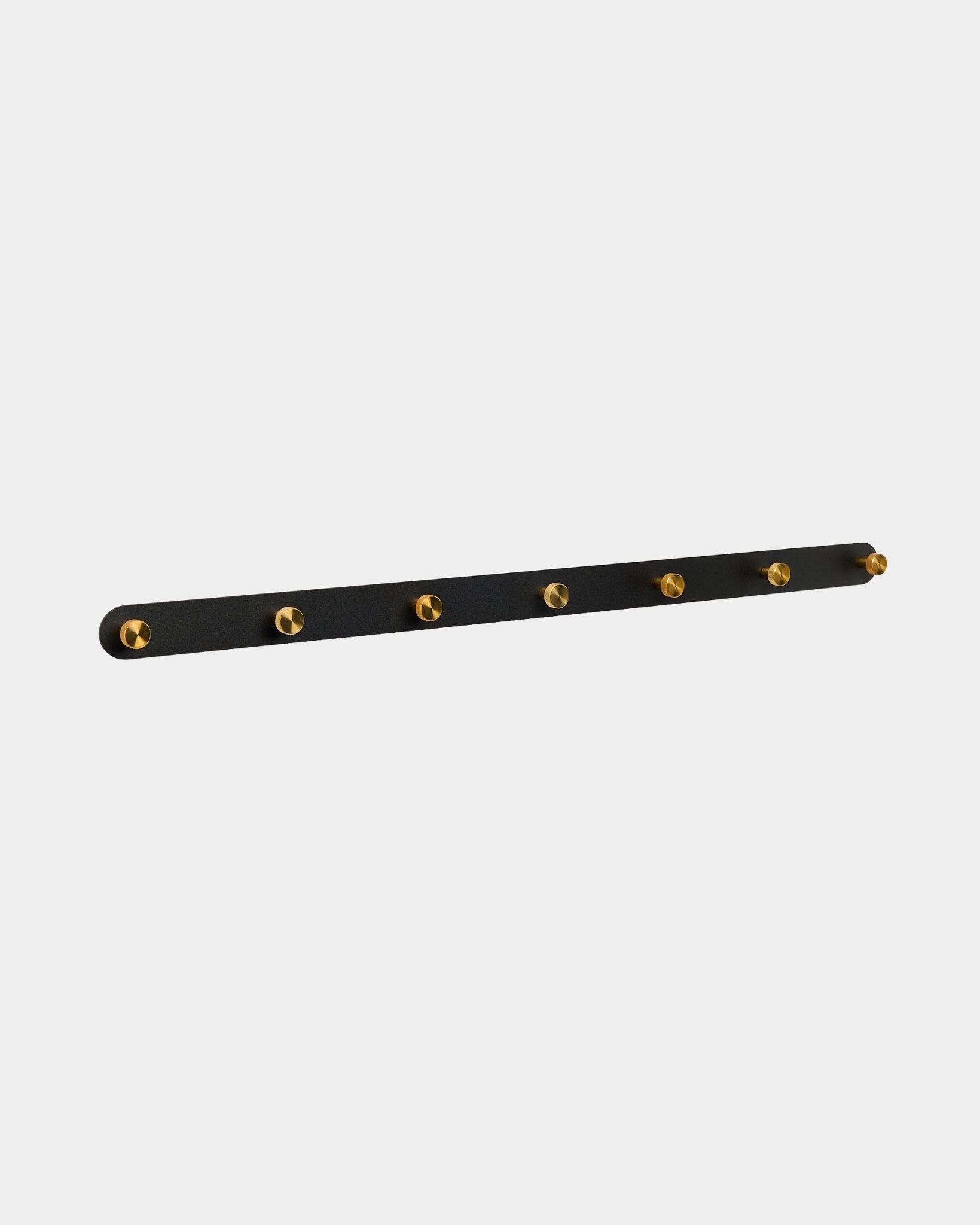 Wieszak ścienny Norr od WoodUpp z 7 haczykami brass na black Panel akustyczny, zaprojektowany jako organizer do korytarza kompatybilny z kolekcjami Akupanel.