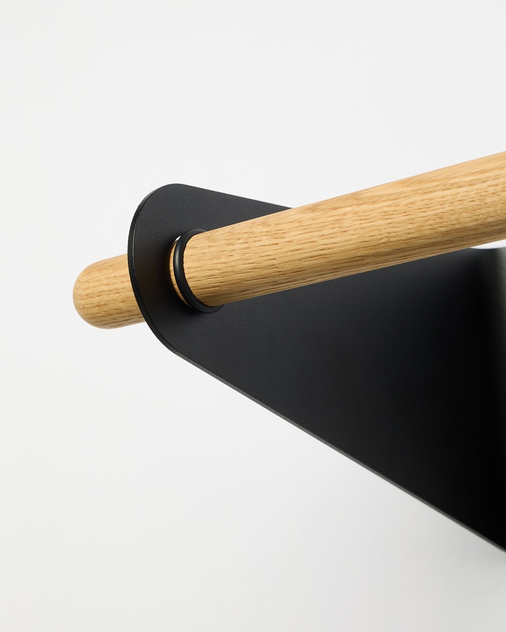 Zbliżenie na wieszak WoodUpp Linn Coat Rail w kolorze black (75,9 cm), zamontowany na metalowym wsporniku black, pokazany na jednolitym białym tle.