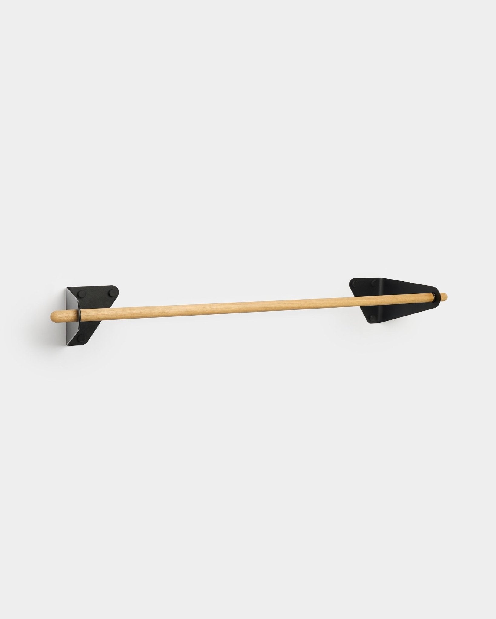 Minimalistyczny dębowy wieszak ścienny na ubrania 115,9 cm z metalowymi wspornikami black od WoodUpp, pokazany na białym tle.