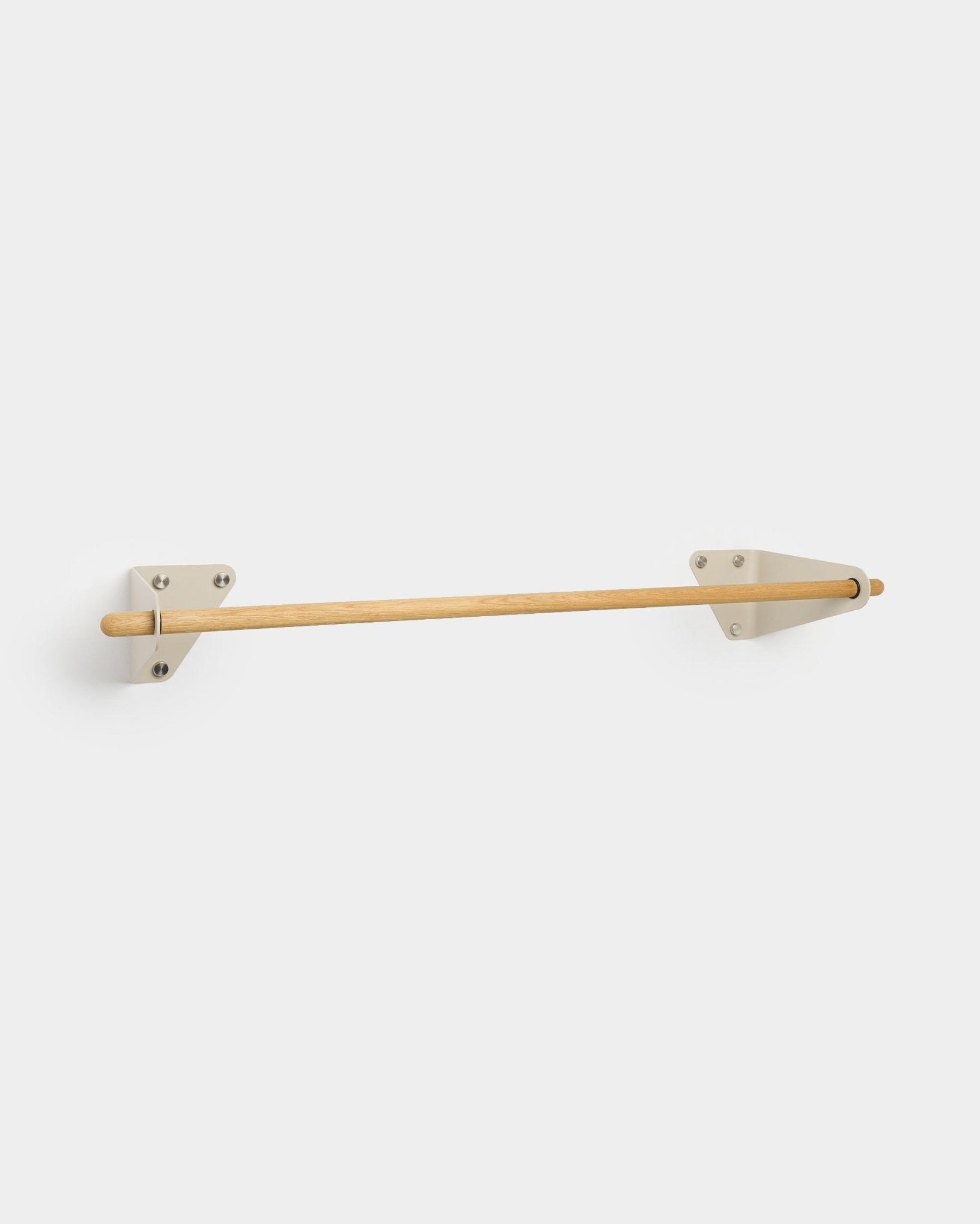 Minimalistyczny wieszak ścienny WoodUpp Linn w kolorze beige, 115,9 cm, z drążkiem z litego dębu i białymi metalowymi wspornikami, pokazany na jednolitym tle.