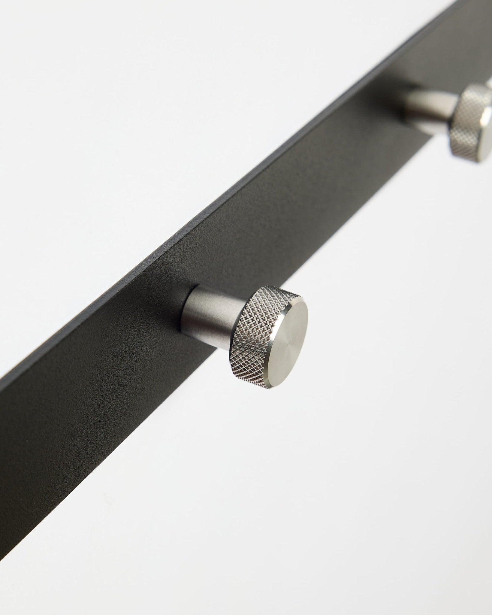 Zbliżenie na Norr | Coat Hook Rack / X5 od WoodUpp w kolorze black i ze stali nierdzewnej steel, zaprojektowany jako akcesorium do paneli akustycznych Akupanel lub do przedpokoju.