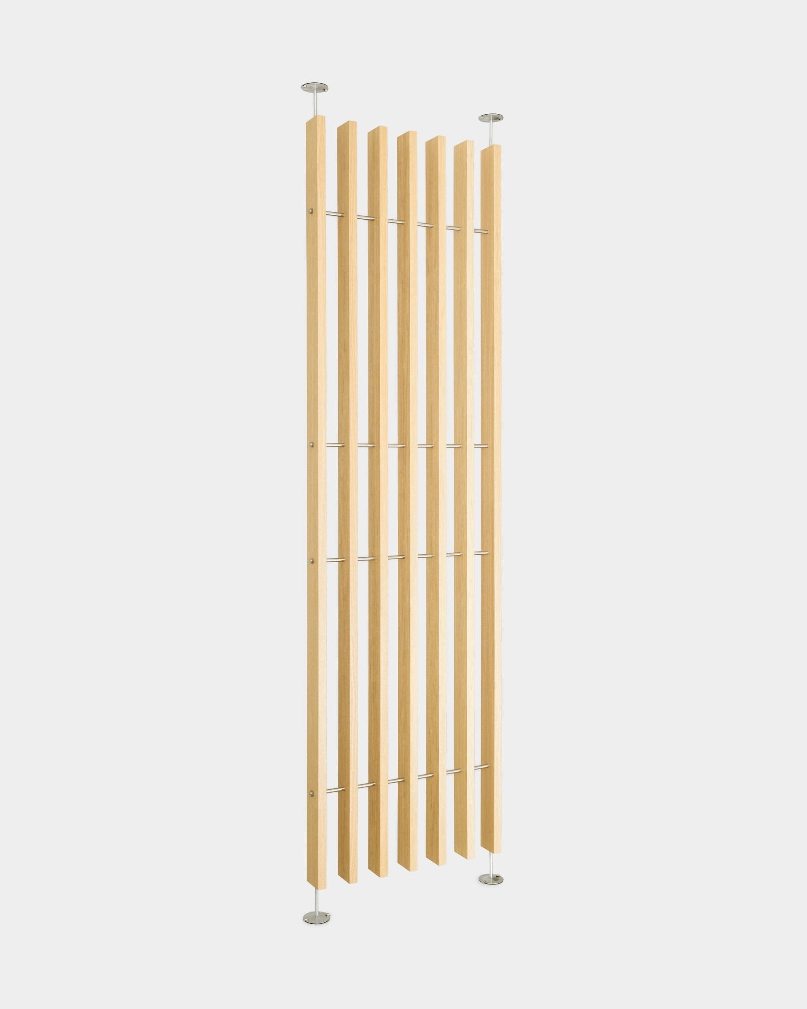 Przegroda pokojowa WoodUpp EMBRACE BM1, 236–252 cm, ma lamele vertical natural oak z metalowymi prętami i okrągłymi podstawami; montaż od podłogi do sufitu bez wiercenia.