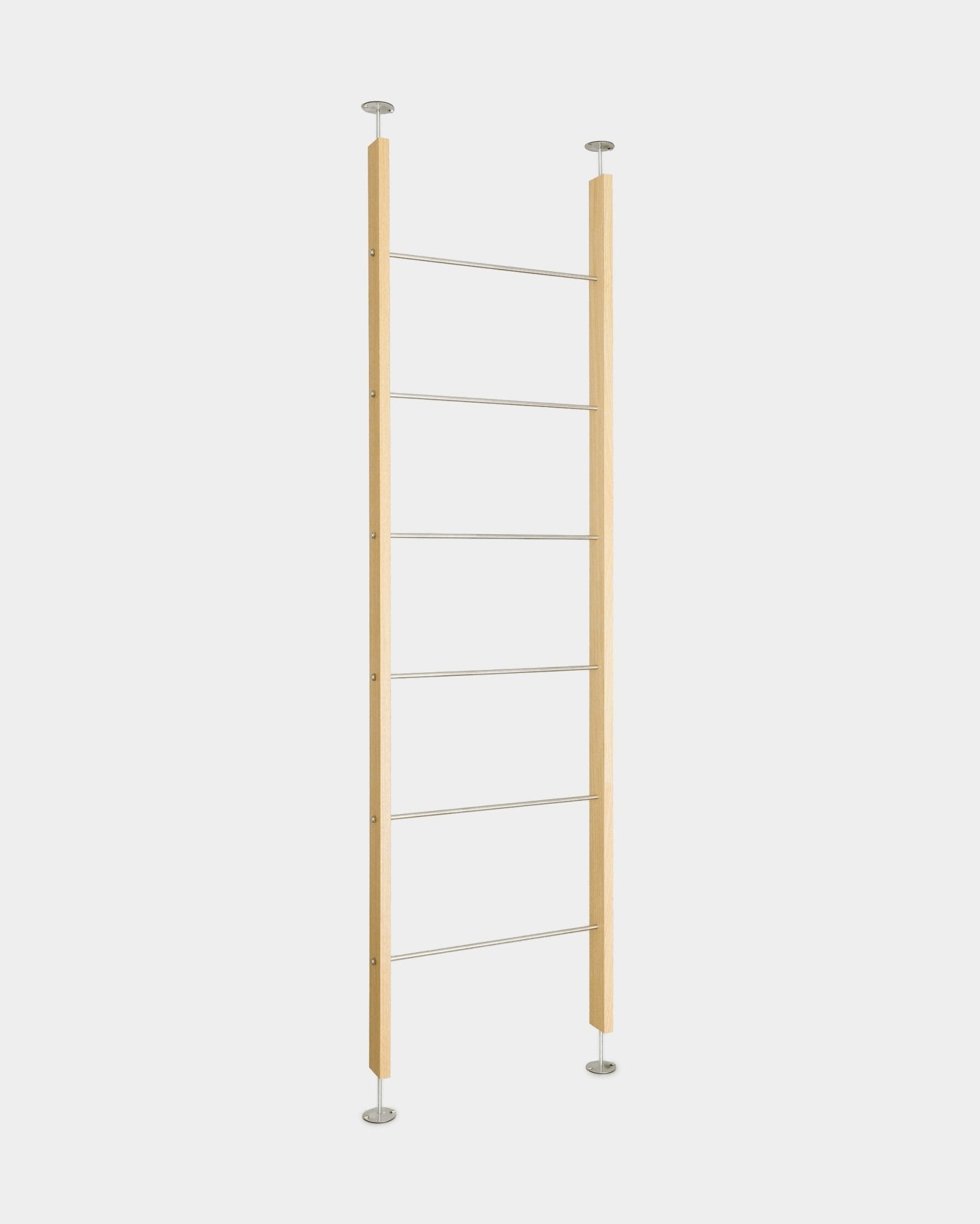 Przegroda pokojowa WoodUpp Embrace BM2 (236–252 cm) — minimalistyczna, nordycka konstrukcja z drewna montowana od podłogi do sufitu, z sześcioma metalowymi szczeblami i okrągłymi uchwytami.
