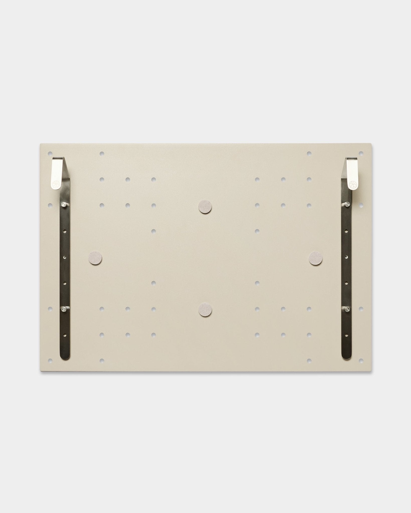 WoodUpp Nell TV-Mount/BM1 w kolorze beige (64x44 cm), kompatybilny z parawanem EMBRACE BM1, ma dwa wsporniki vertical do montażu telewizora z regulacją wysokości, bez potrzeby mocowania do ściany.