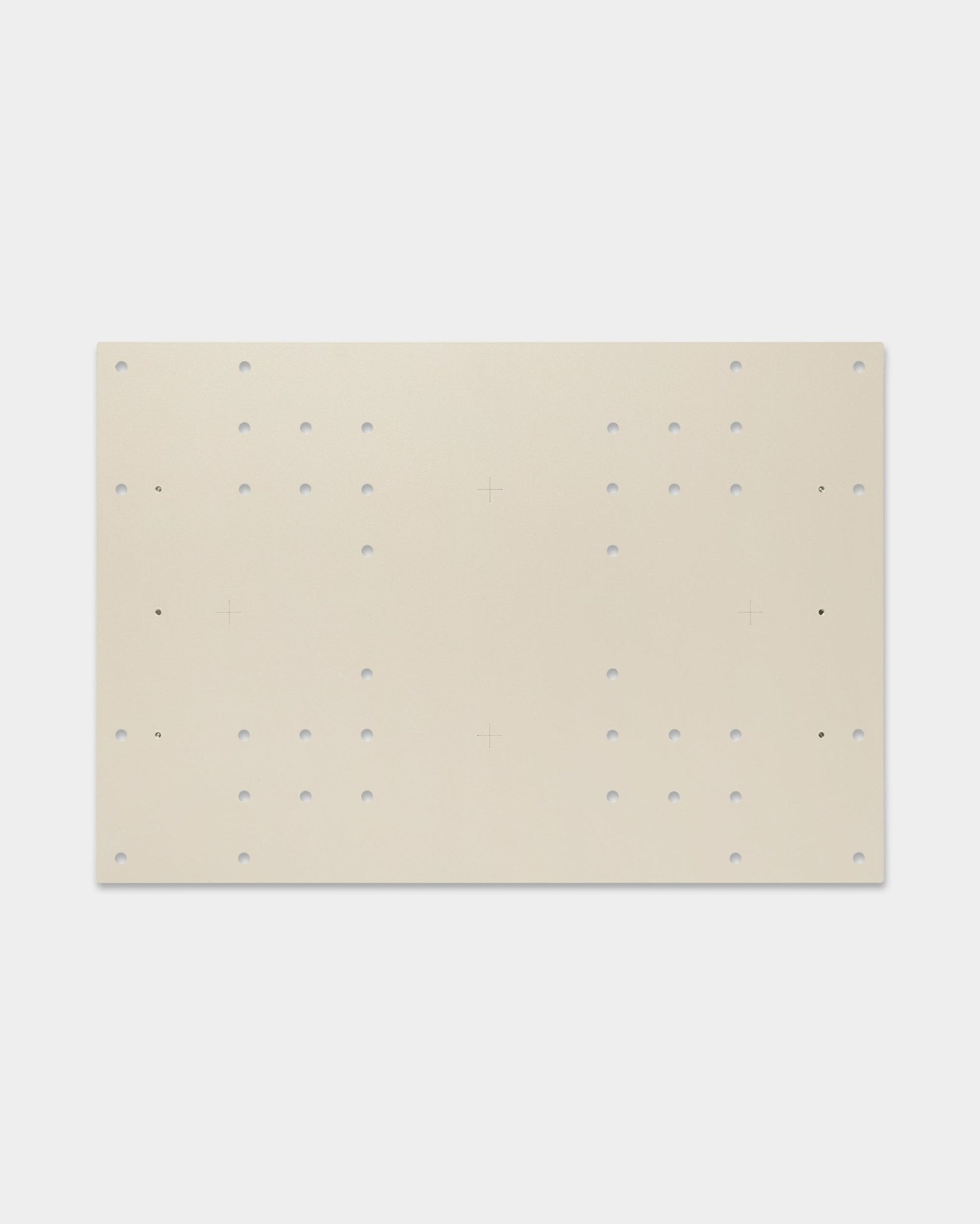 Nell | TV-Mount / BM1 od WoodUpp to płyta beige 64x44 cm do paneli akustycznych, z otworami siatkowymi i oznaczeniami krzyżowymi, które dają elastyczne możliwości montażu.