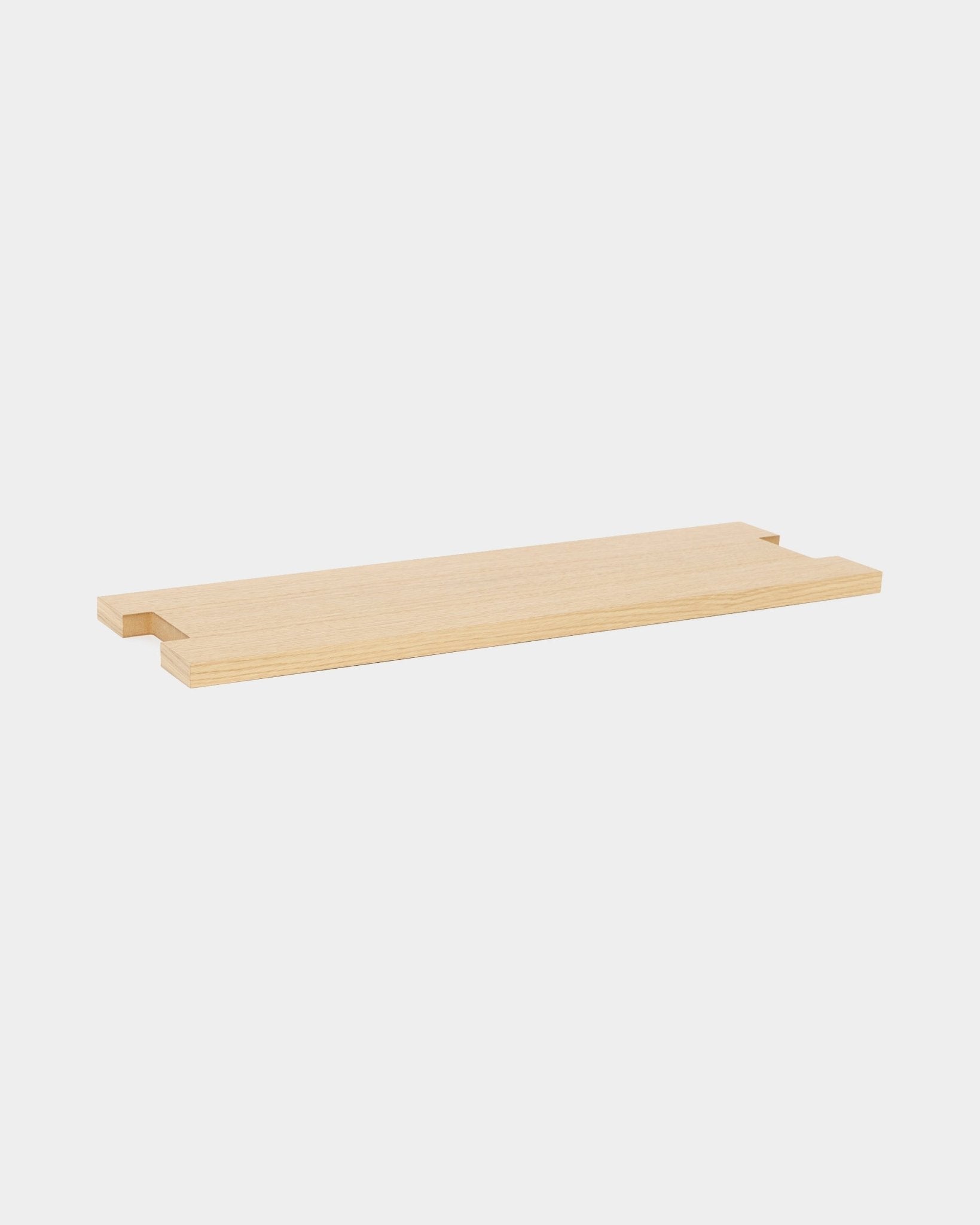 Półka Lova | Wood Shelf / BM2 od WoodUpp, fornir dębowy (65,8 x 20 cm), z wyciętymi narożnikami, w minimalistycznym nordyckim stylu, na białym tle.