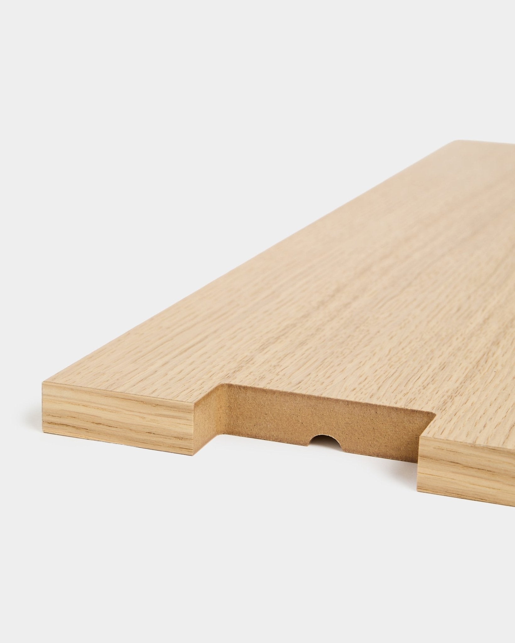 Lova | Wood Shelf BM2 z forniru dębowego od WoodUpp, 65,8 x 20 cm, pokazana w zbliżeniu z wycięciem i półokrągłym frezowaniem na białym tle.