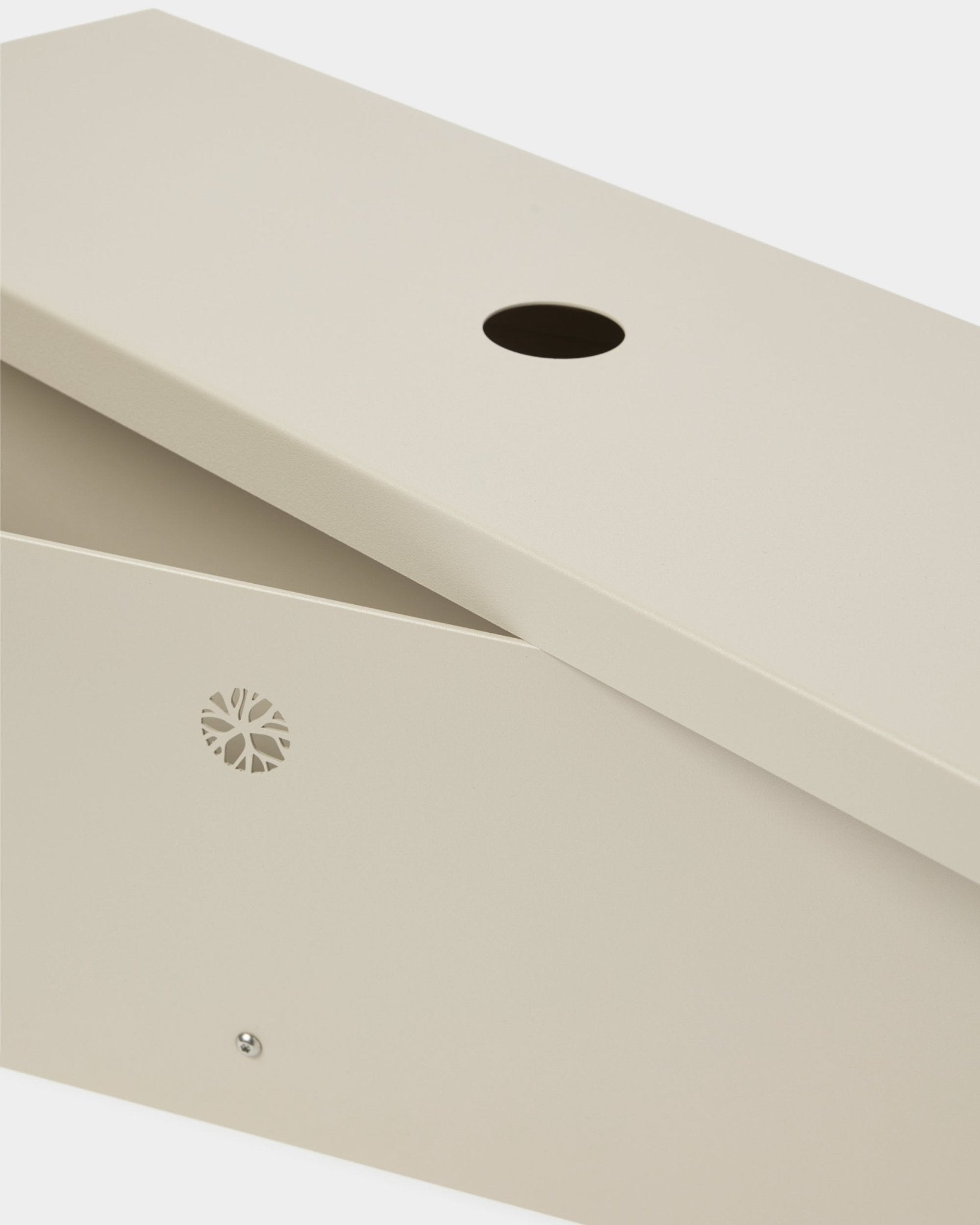 Nell | Metal Box / BM2, Beige od WoodUpp, wykonany z lakierowanego proszkowo steel, z pochyloną pokrywą, okrągłym otworem i dyskretnym emblematem z boku.