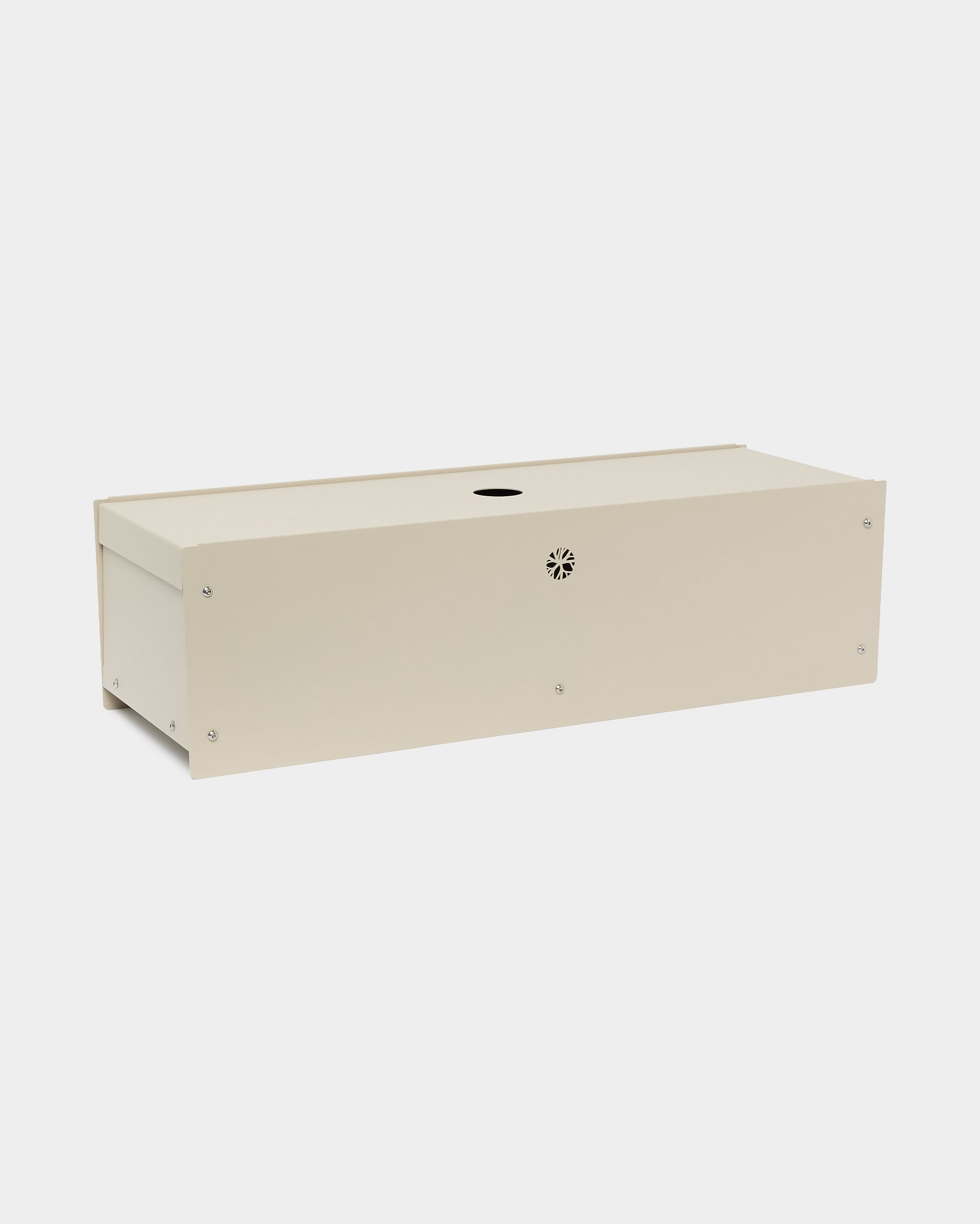 Nell | Metal Box / BM2 od WoodUpp, prostokątne pudełko z lakierowanego proszkowo steel w kolorze beige, z okrągłym otworem i wentylacją, akcesorium do Akupanel, na białym tle.