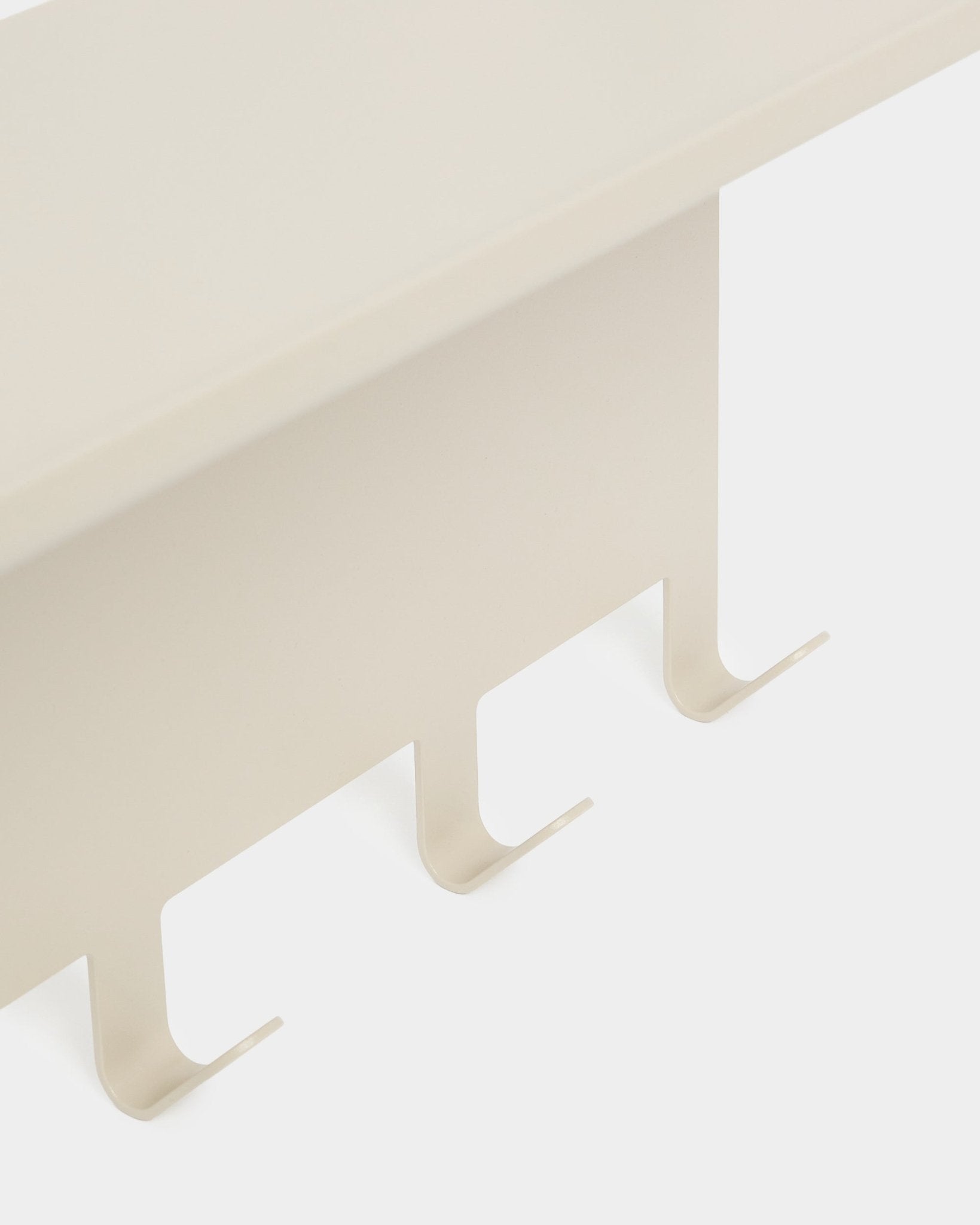 Nell | Wieszak / BM1 od WoodUpp, beige malowany proszkowo steel, 63,5 x 24 cm z trzema haczykami skierowanymi w dół. Pokazany na jednolitym białym tle.