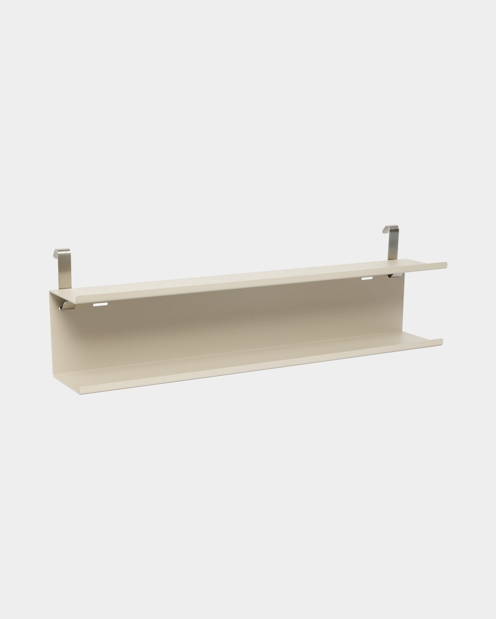 Podwójna metalowa półka WoodUpp BM1 w kolorze beige, 63,5 cm, malowana proszkowo na steel, z dwoma wspornikami i otwartą konstrukcją od spodu, zapewnia elastyczne przechowywanie na panelach akustycznych.