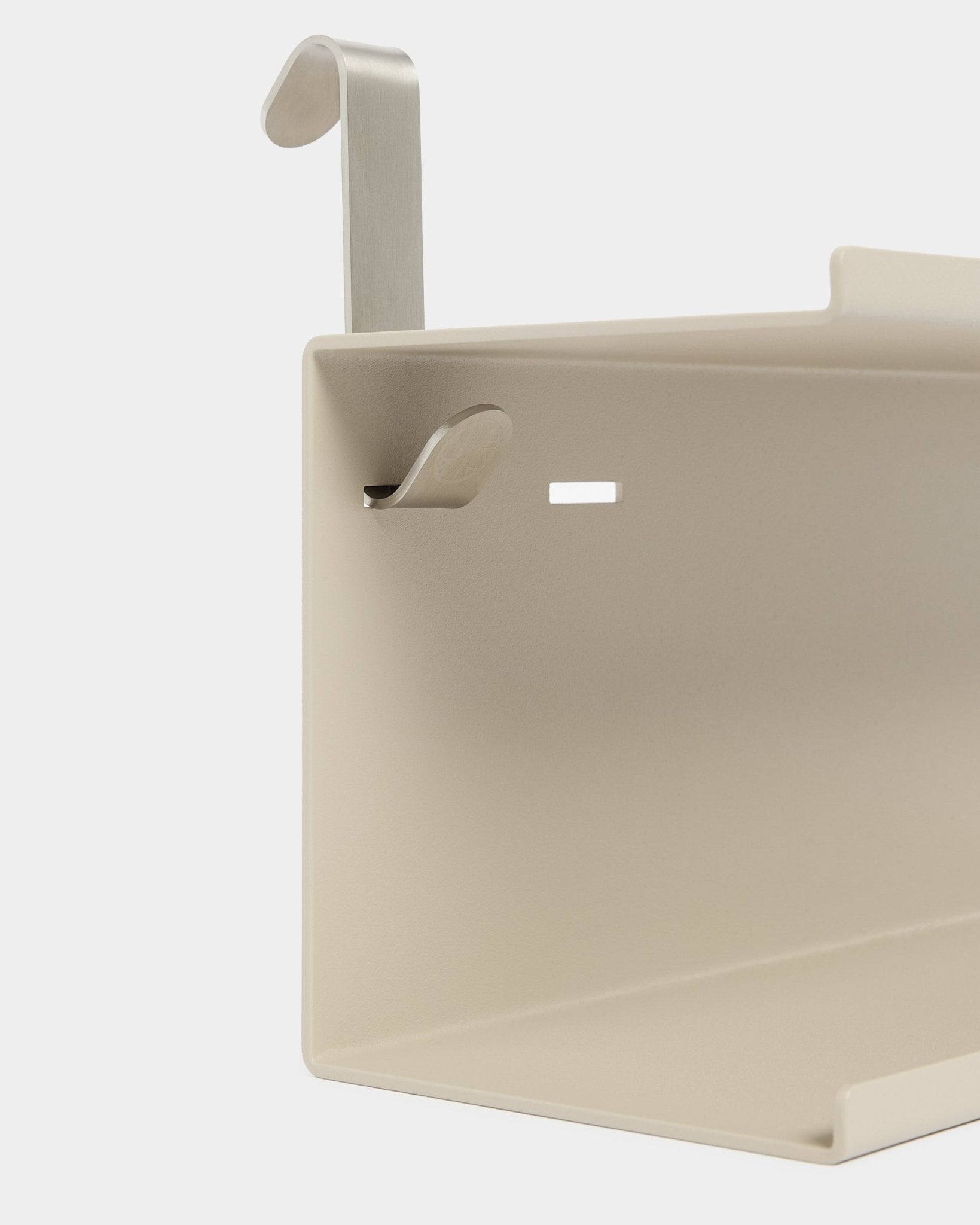 Zbliżenie na podwójną metalową półkę WoodUpp Nell BM1 w kolorze beige (63,5 cm), z dwoma srebrnymi haczykami, pokazana na białym tle.