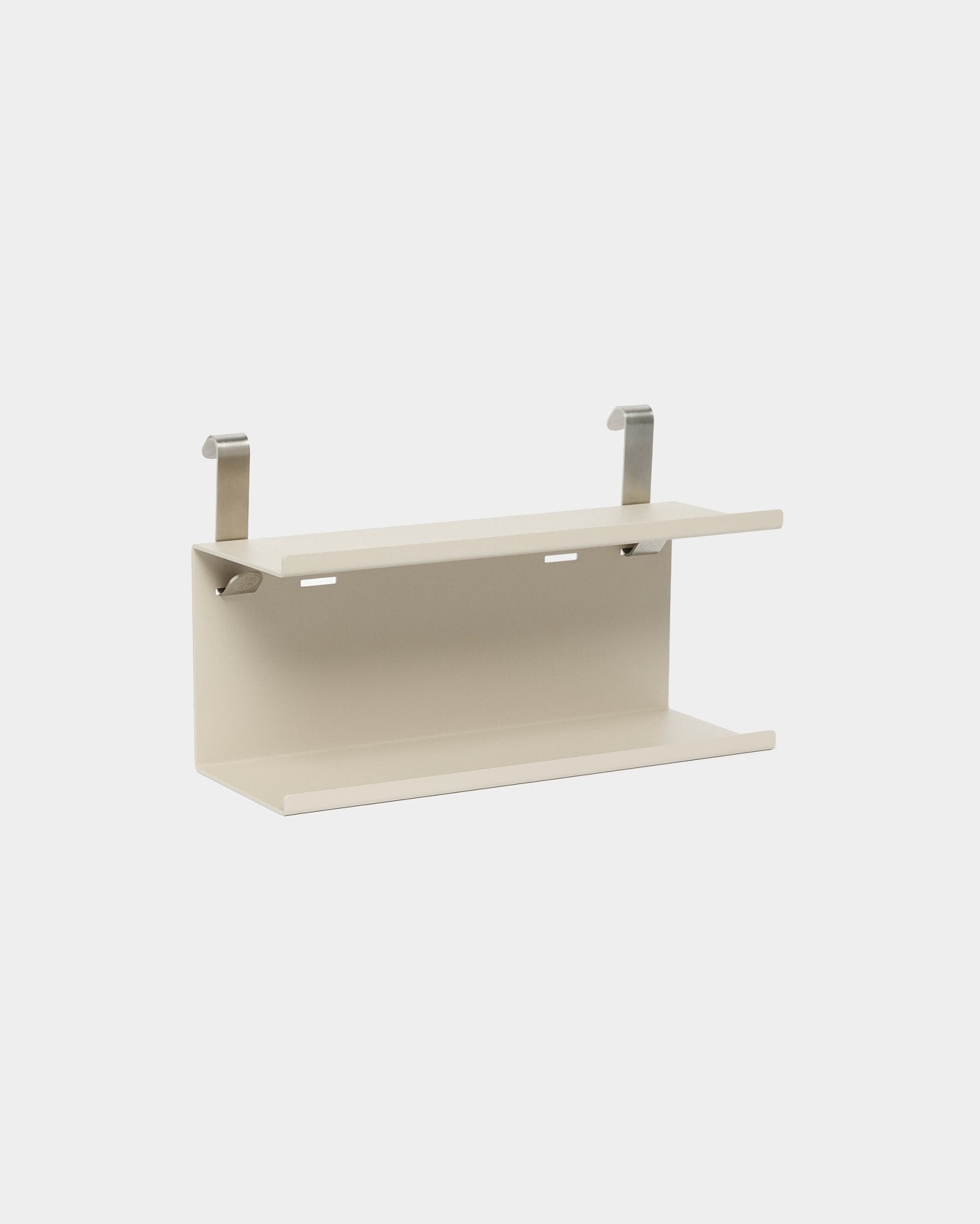 Beige WoodUpp Double Metal Shelf BM1, 31,7 cm, ze srebrnymi wspornikami; kompaktowy dodatek do przechowywania, zaprojektowany do użytku z panelami akustycznymi Akupanel.