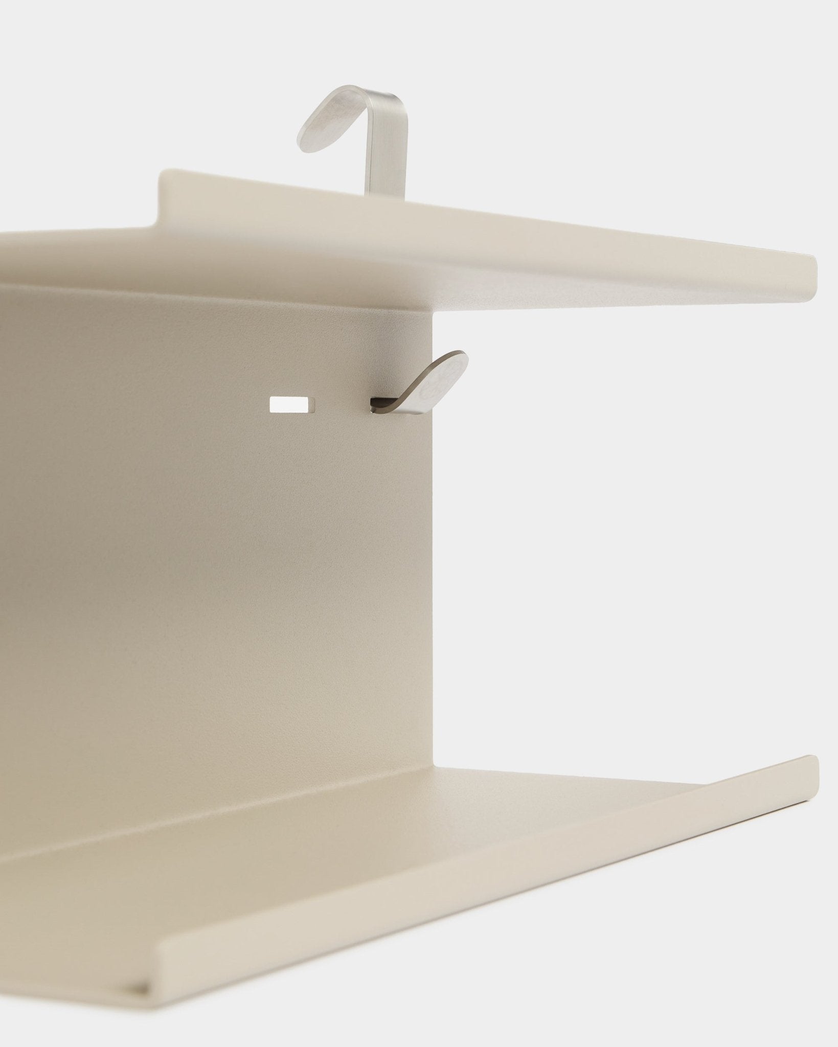 WoodUpp Create Double Metal Shelf BM1 w kolorze beige, 31,7 cm, z dwoma srebrnymi haczykami i dwupoziomową konstrukcją, pokazana na białym tle.