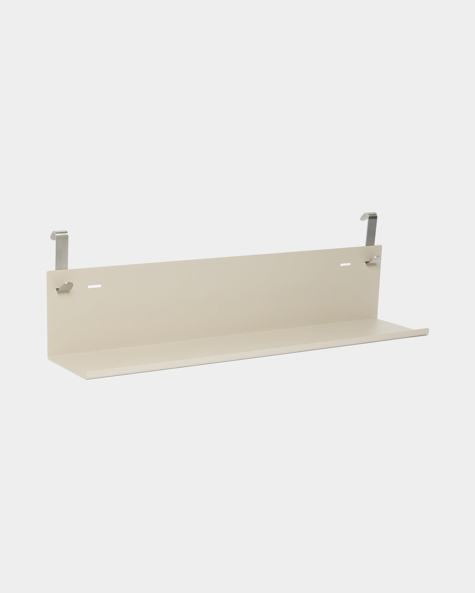 Półka metalowa WoodUpp Nell BM1 w kolorze beige, 63 x 13,4 cm, z płaską podstawą i dwoma metalowymi wspornikami, malowana proszkowo na steel, pokazana na jednolitym białym tle.