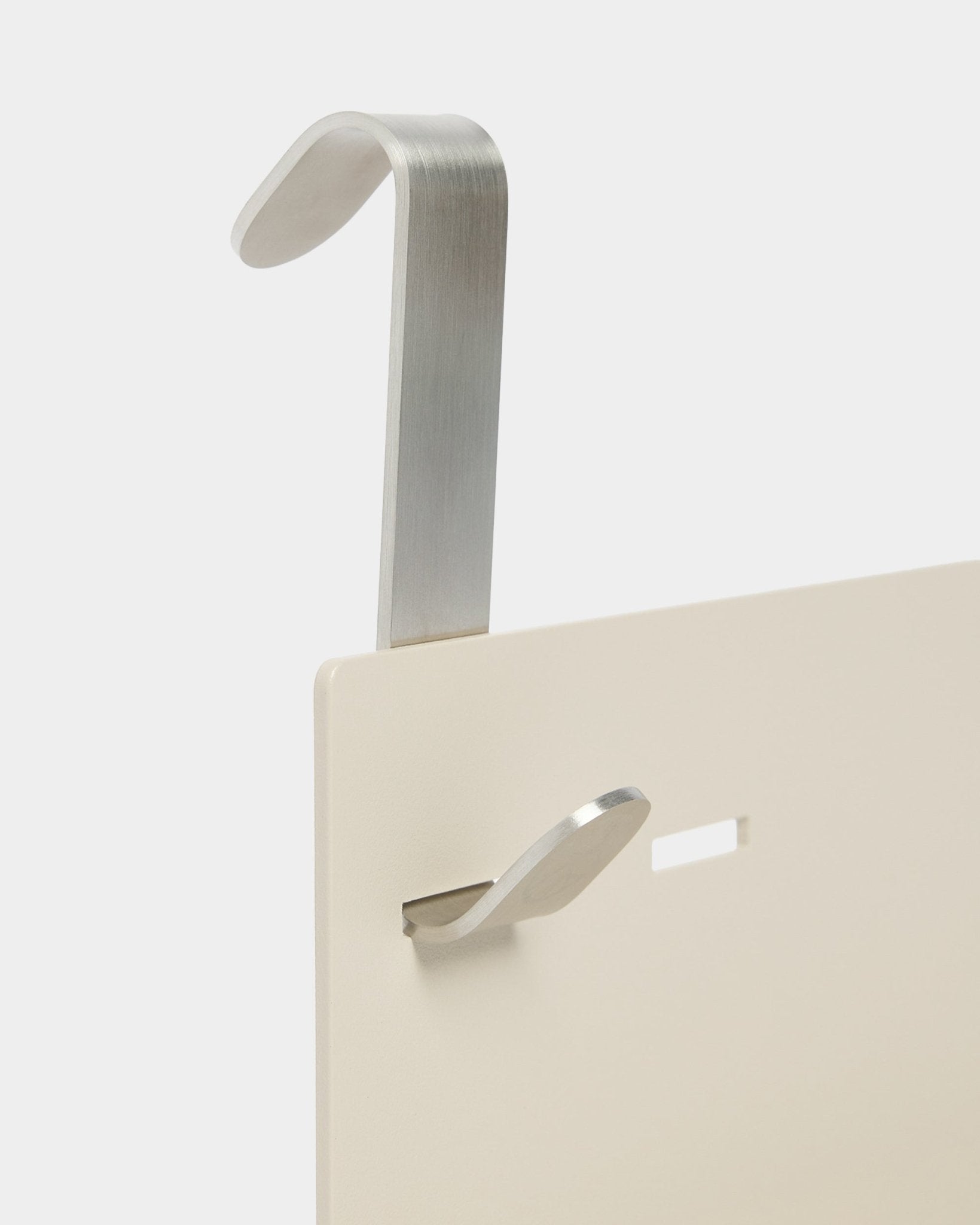 Półka metalowa Nell/BM1 od WoodUpp w kolorze beige (63 x 13,4 cm) zawiera srebrny metalowy haczyk i dodatkowy haczyk small, zaprojektowana do użytku z regulowanymi panelami akustycznymi.