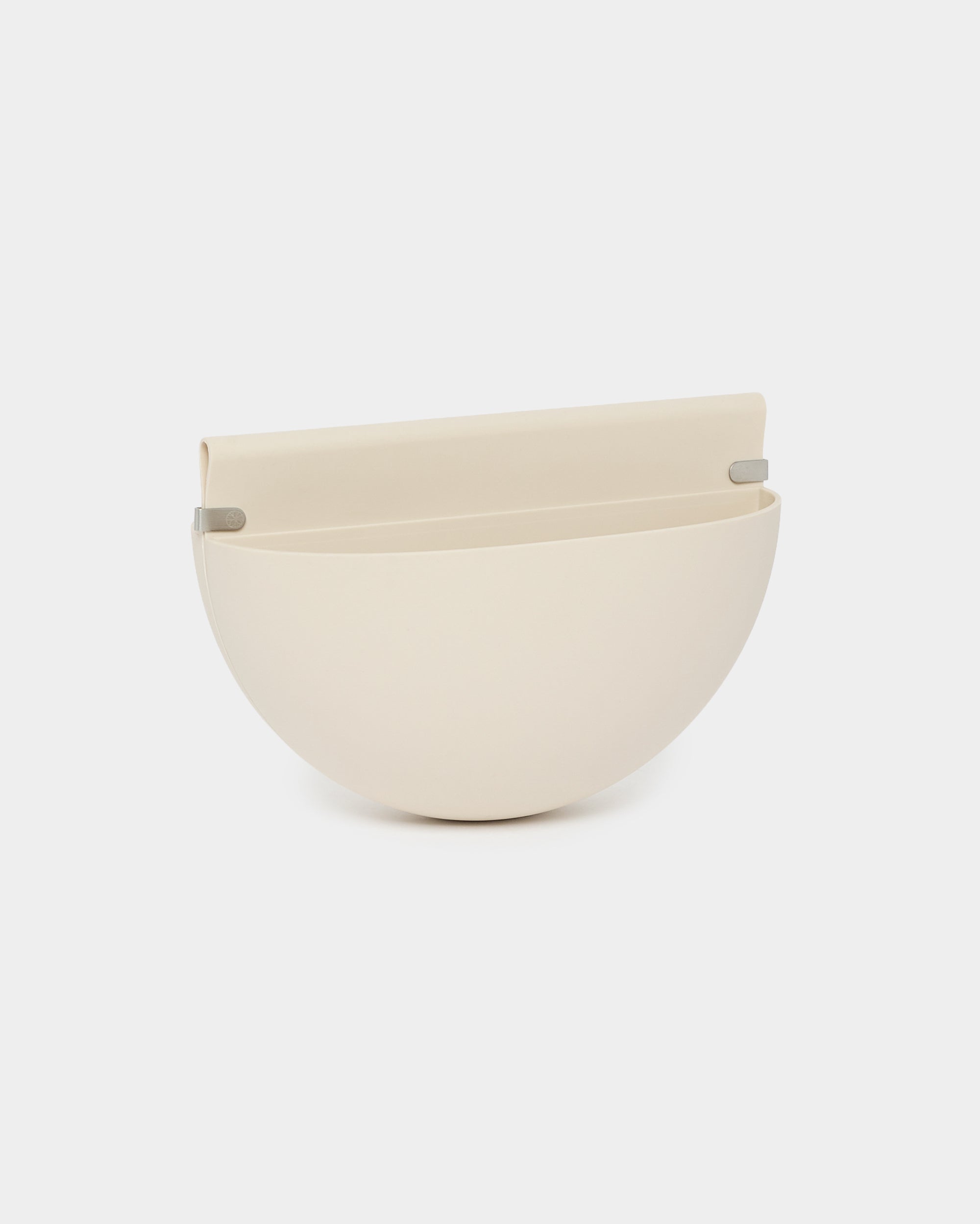 Gro | Soft Pocket / BM2 od WoodUpp to minimalistyczna wisząca donica ścienna beige 4 l o gładkim wykończeniu i wielorazowej kieszeni z TPV, zaprojektowana tak, by harmonijnie uzupełniać panele akustyczne.