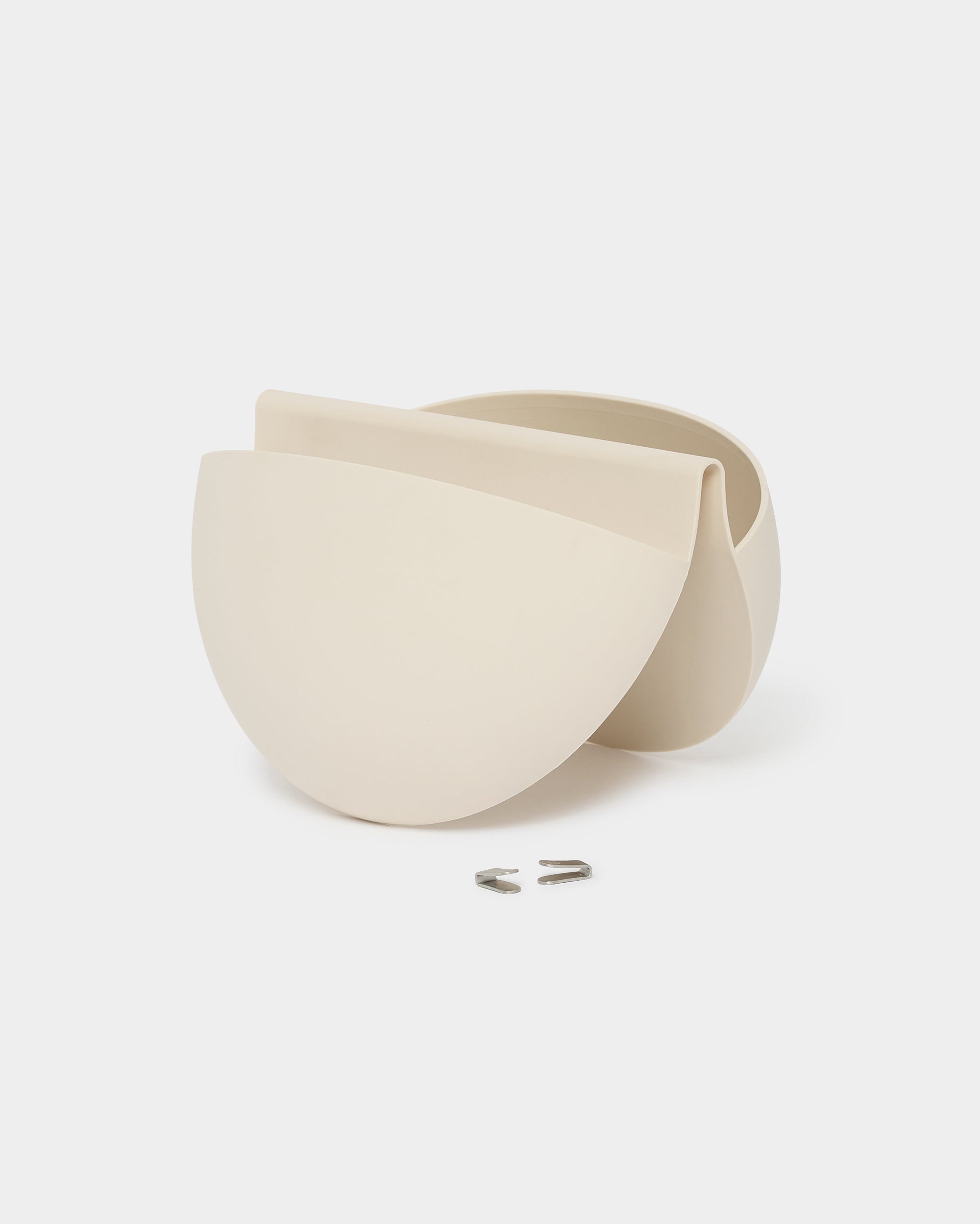 Gro | Soft Pocket / BM2 od WoodUpp to jasna beige, półokrągła wisząca donica ścienna 4 l o nowoczesnym wzornictwie i wielorazowej kieszeni do sadzenia z TPV, kompatybilna z Akupanel.