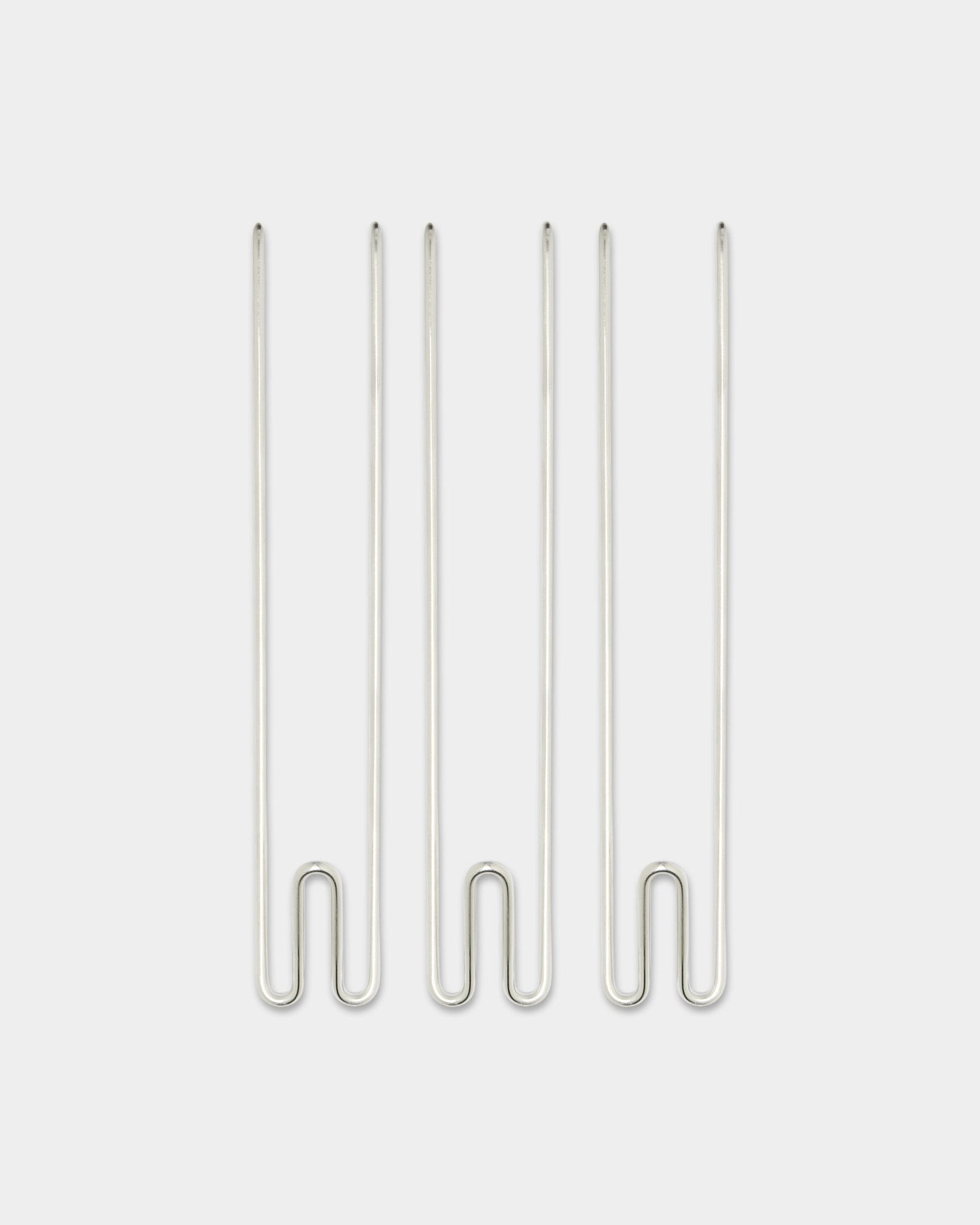 Trzy akcesoria Alva Wire Hook / BM1 od WoodUpp, długie haczyki steel ze stali nierdzewnej ułożone pionowo na jednolitym białym tle.