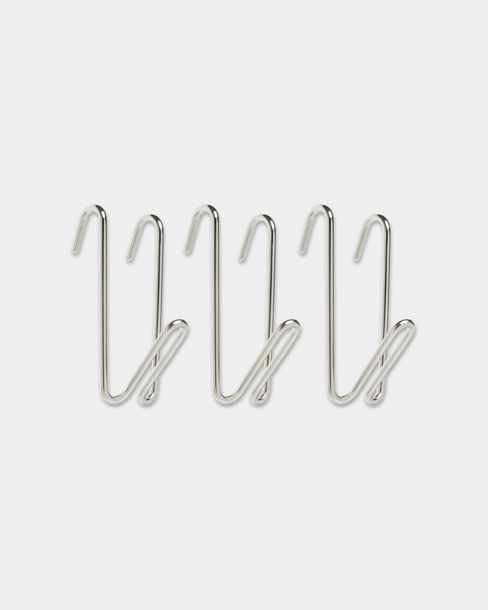 Trzy haczyki Alva Wire Hook / BM1 ze stali nierdzewnej steel, w krótkim rozmiarze z kolekcji CREATE od WoodUpp, o pętelkowym kształcie, ustawione w jednym rzędzie na jednolitym białym tle.