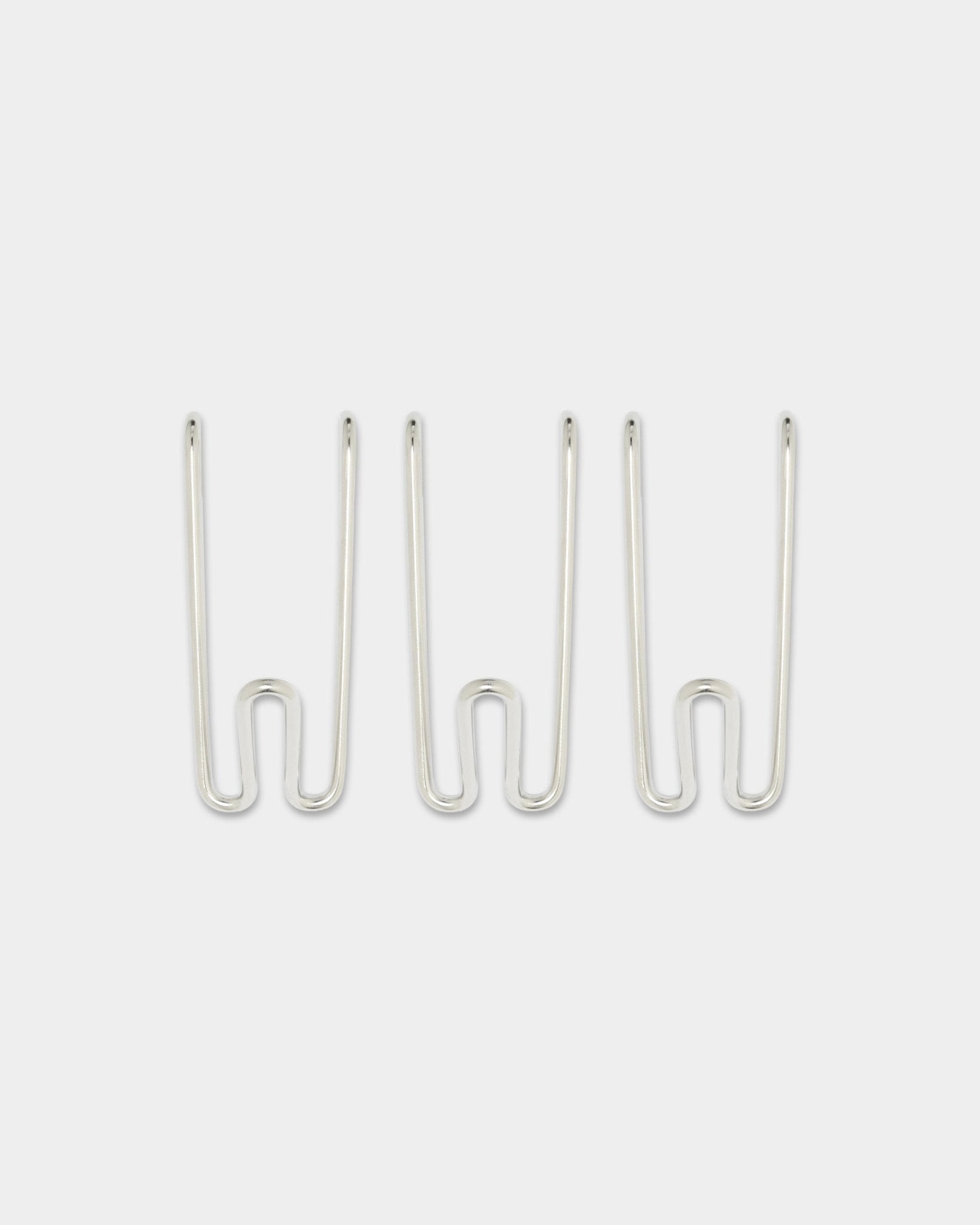 Trzy haczyki Alva Wire Hook BM1, krótkie, ze stali nierdzewnej steel z kolekcji CREATE od WoodUpp, rozmieszczone równomiernie na jednolitym białym tle.
