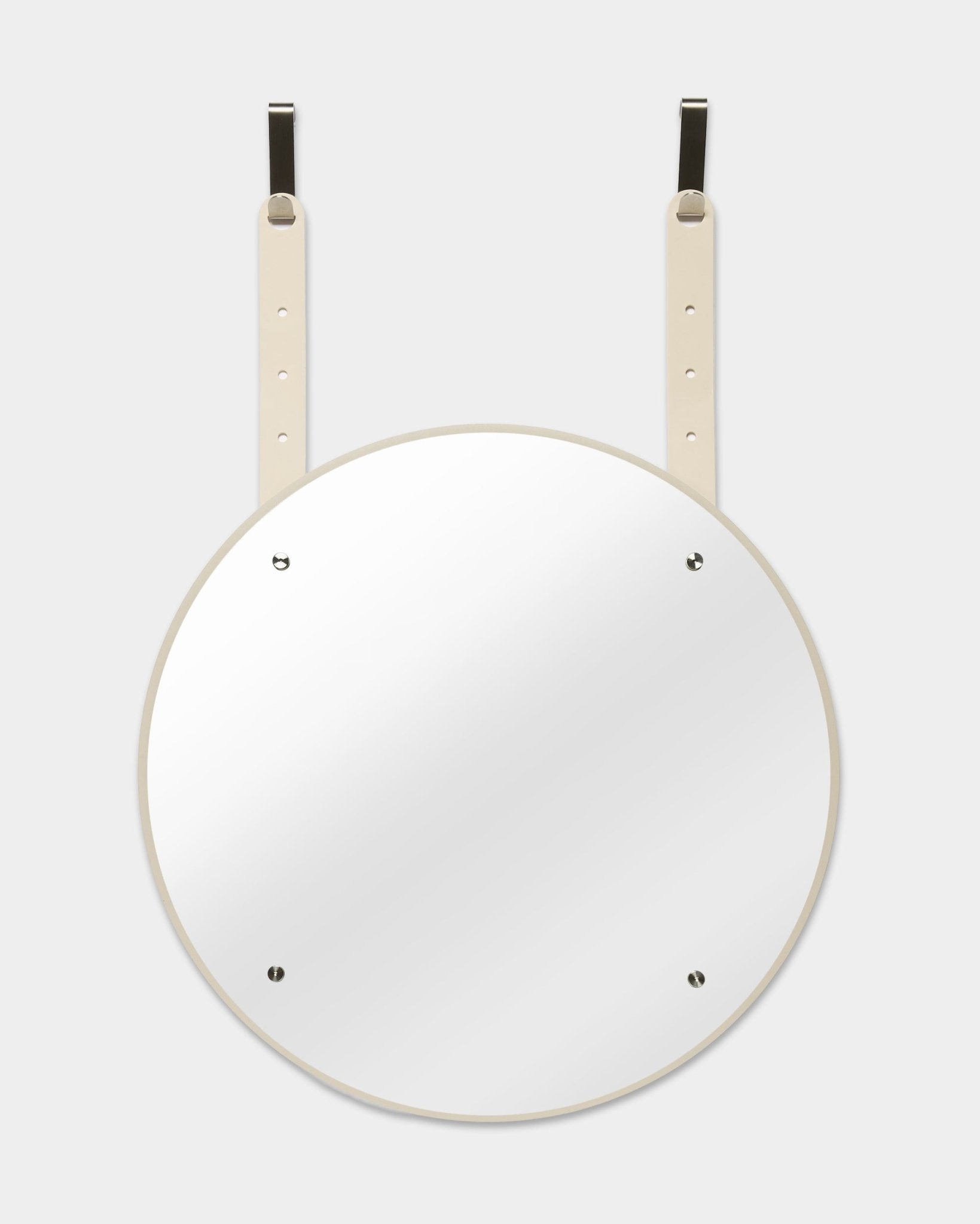 Lustro Vala | Mirror BM1 od WoodUpp, śr. 54 cm, z białą ramą i beige regulowanymi paskami do zawieszenia, pokazane na jasnoszarym tle.