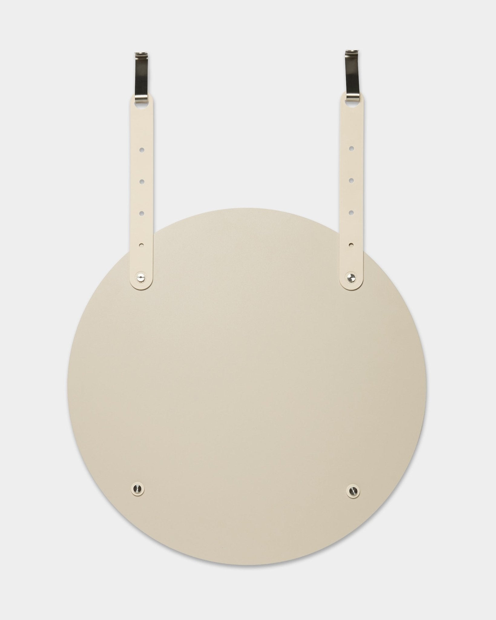 Vala | Mirror / BM1 od WoodUpp to okrągłe, beige lustro ścienne z regulowanymi skórzanymi paskami do zawieszenia; montaż nie wymaga wiercenia w ścianie.