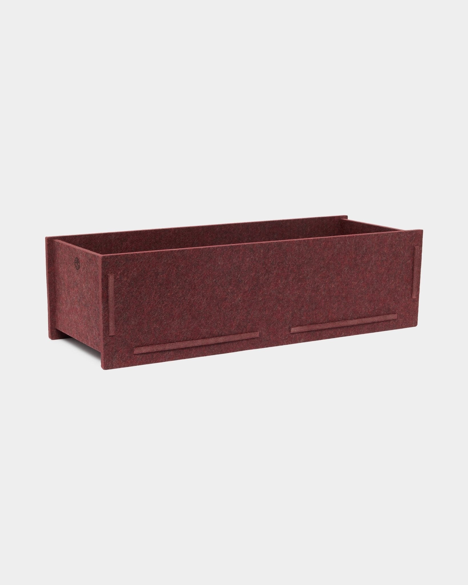 Prostokątne pudełko do przechowywania z filcu PET ox red, The Vigg | Felt Box / BM2 od WoodUpp, z otwartą górą i widocznymi szwami; zaprojektowane jako akcesorium do Akupanel.