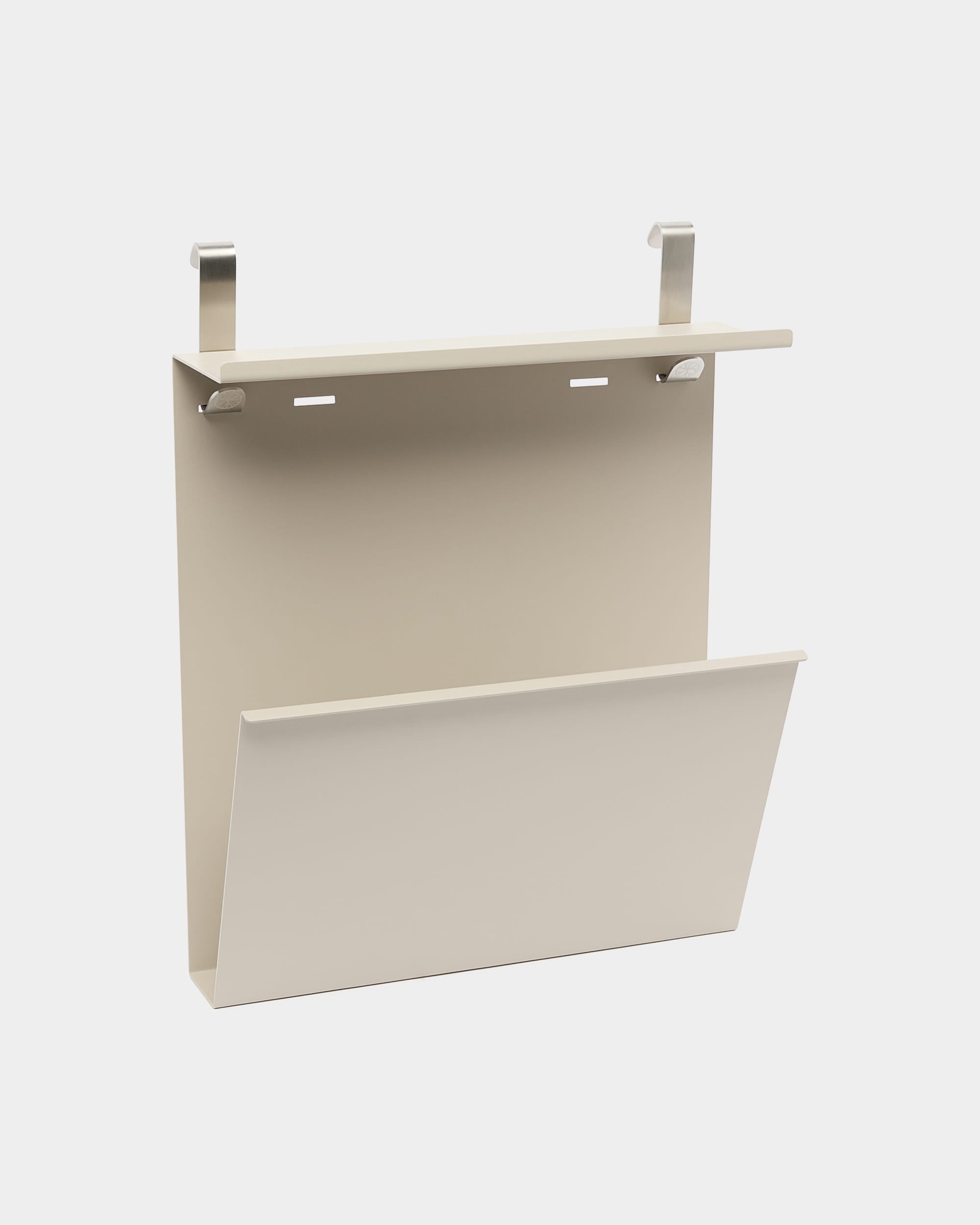WoodUpp Nell Shoe Storage w kolorze beige, z malowanym proszkowo organizerem w kolorze steel, zintegrowaną półką i skośną kieszenią zaprojektowaną do zawieszenia na drzwiach.