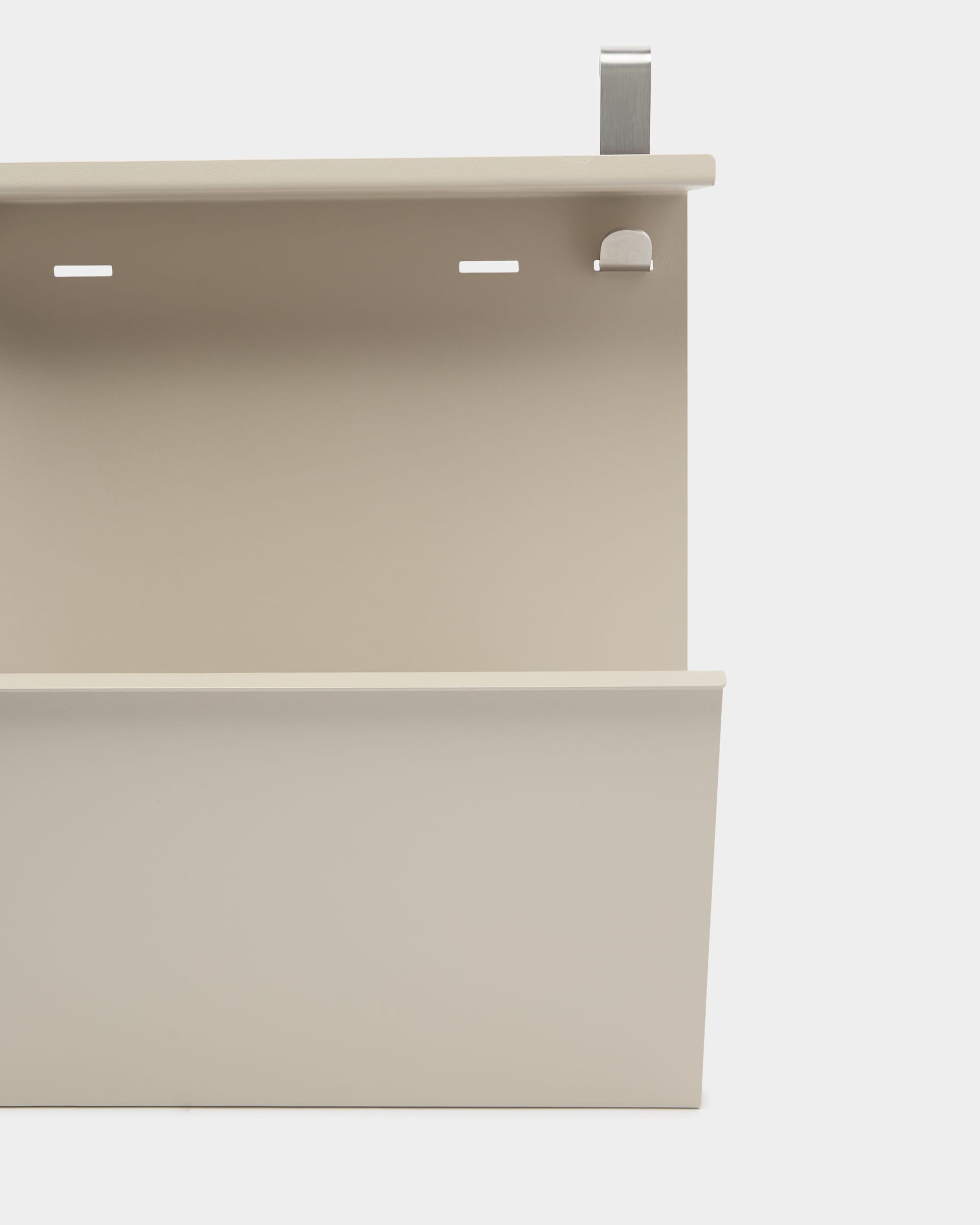 Nell Shoe Storage od WoodUpp to beige steel organizer ścienny z półką, przegródkami i haczykiem do przechowywania butów lub porządkowania small rzeczy.