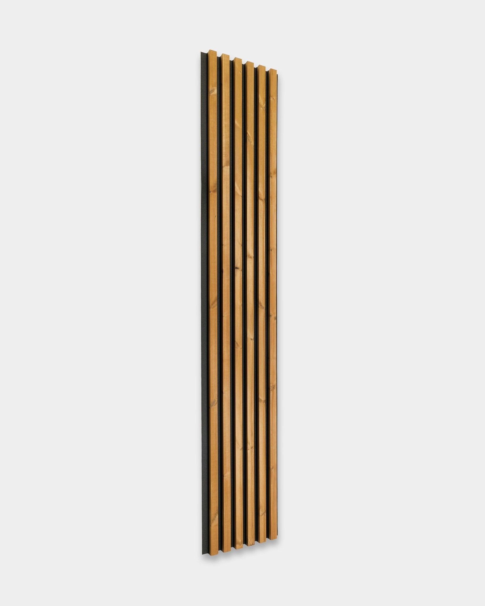 Panel elewacyjny WoodUpp Aluwood w kolorze brown, w rozmiarze 240 x 45,1 cm, z lamelami z nordyckiego świerku w odcieniu vertical i podkładem w kolorze black, zamontowany na białej powierzchni.