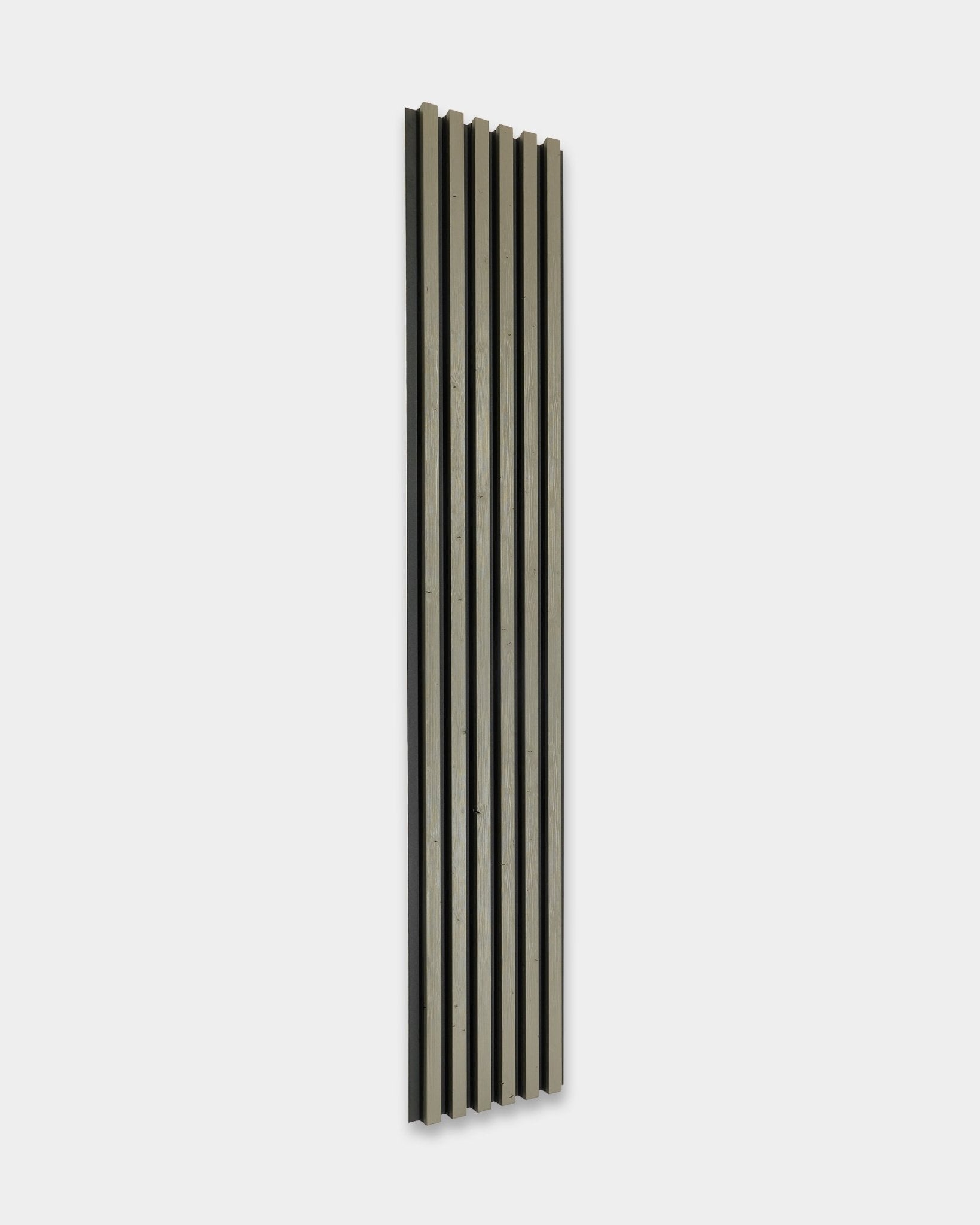 Panel elewacyjny WoodUpp Aluwood w kolorze grey, 240 x 45.1 cm, z naprzemiennie ułożonymi listwami z termicznie modyfikowanego nordyckiego świerku w kolorach grey i black, przeznaczony do montażu na zewnątrz.