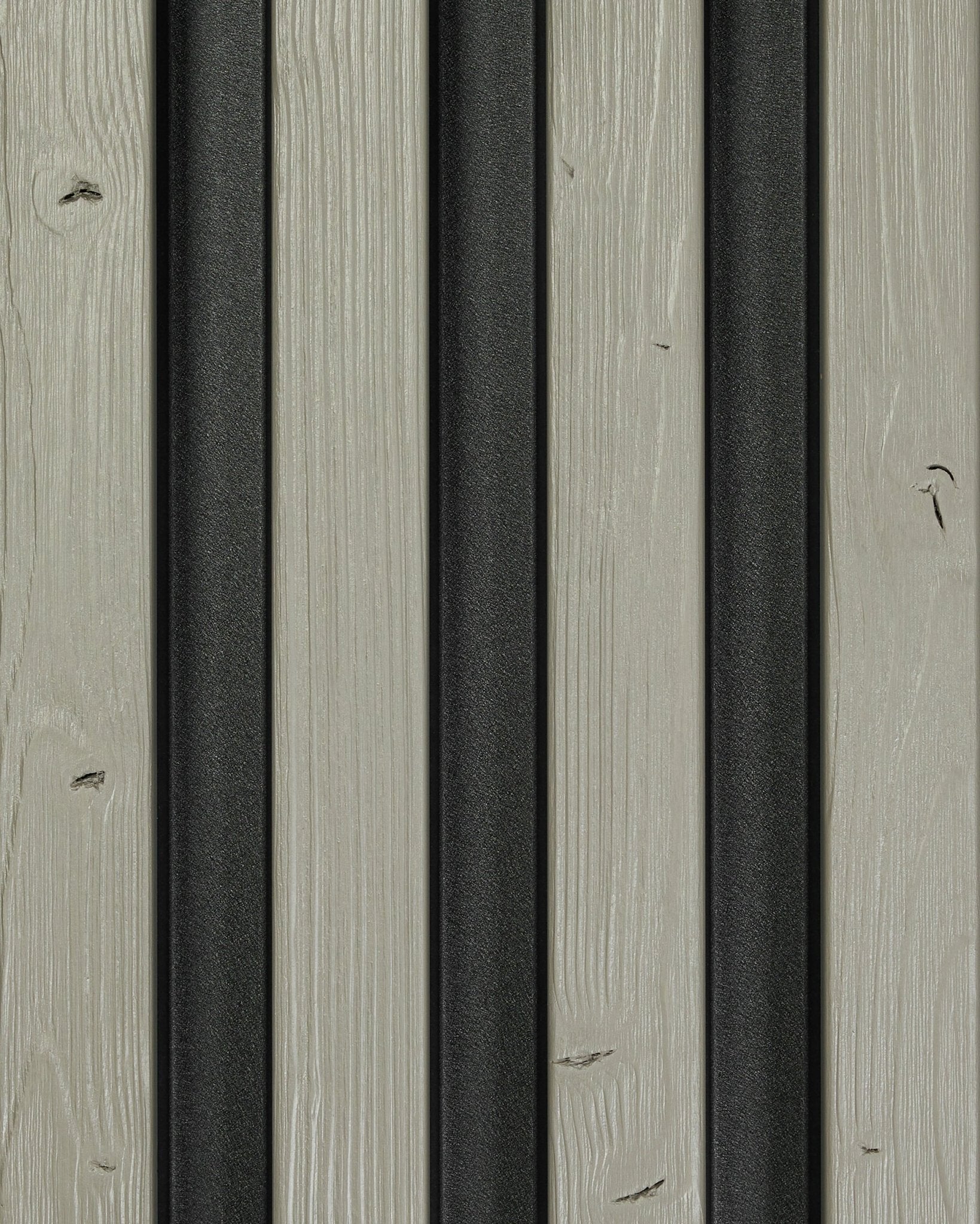 Próbka Aluwood Grey (45.7 x 27 cm) panelu elewacyjnego WoodUpp; szare drewniane listwy z metalowymi paskami w kolorze vertical black tworzą nowoczesną, wyrazistą powierzchnię zewnętrzną.