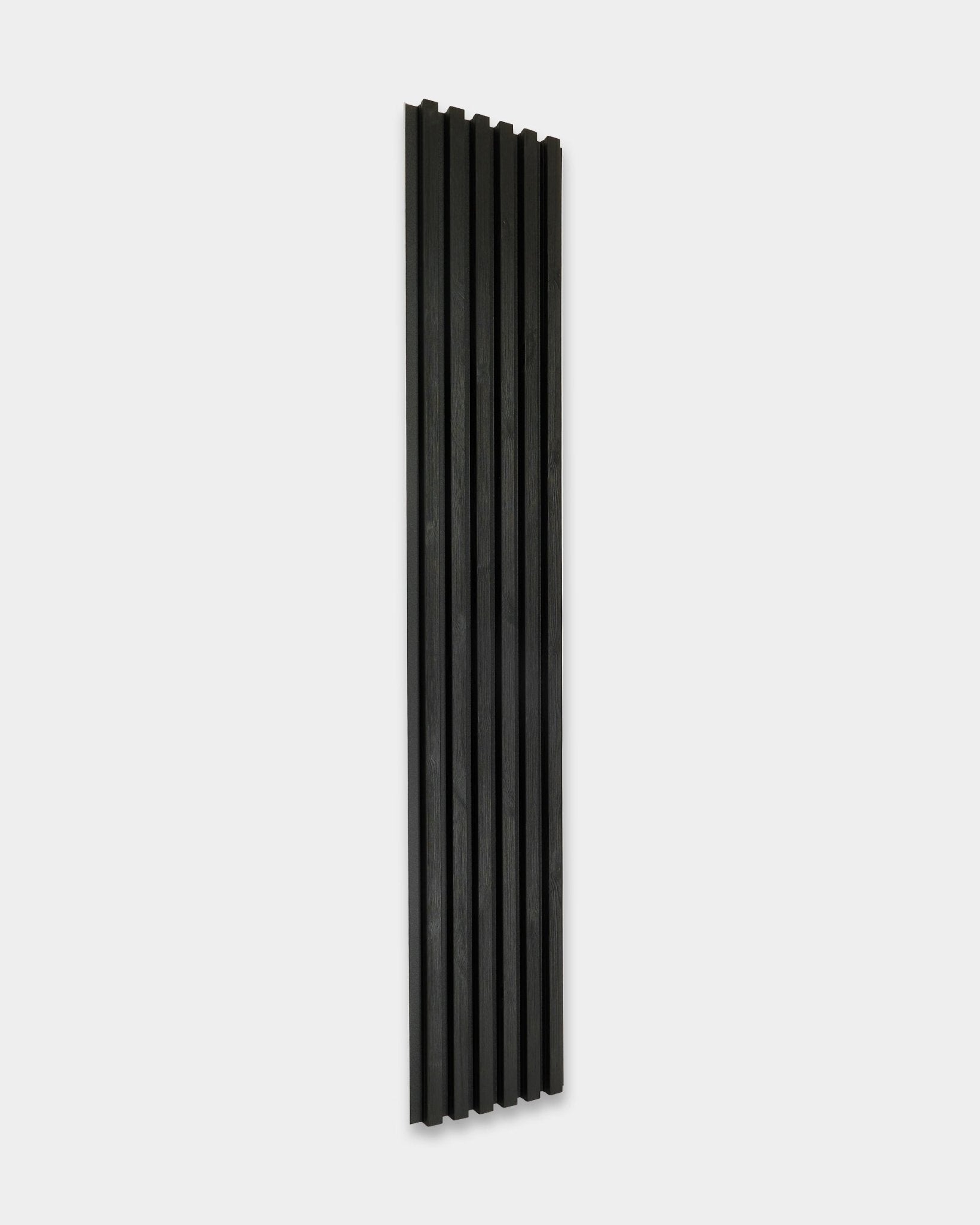 Zewnętrzny panel elewacyjny Aluwood od WoodUpp, black, 240 x 45,1 cm, ma frezy vertical i jest pokazany na jednolitym jasnoszarym tle.