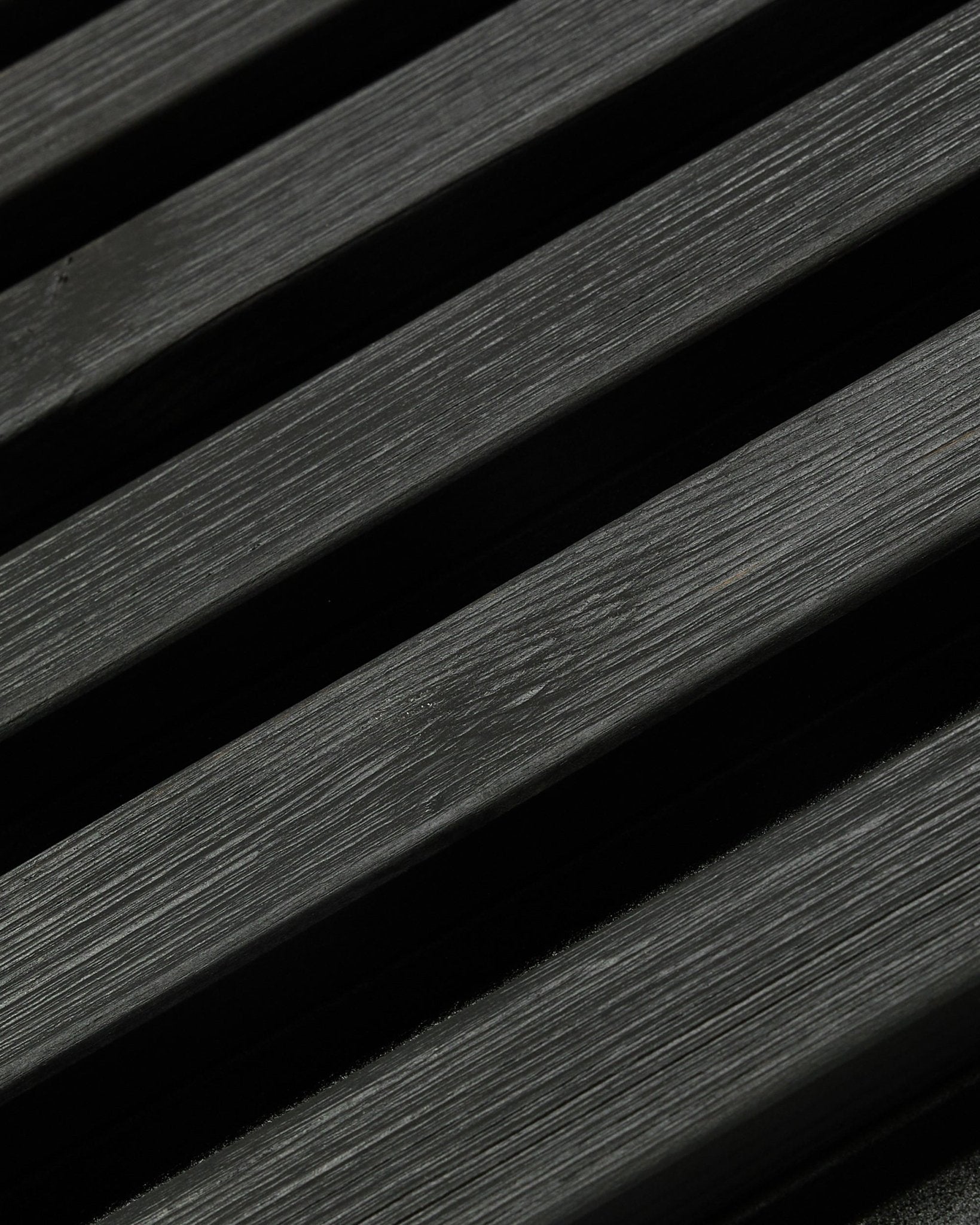 Zewnętrzny panel elewacyjny Aluwood od WoodUpp, Thermowood w wykończeniu black, 240 x 45,1 cm, z ukośnie ułożonymi lamelami ze świerku nordyckiego o widocznym usłojeniu i wyrazistym cieniu.