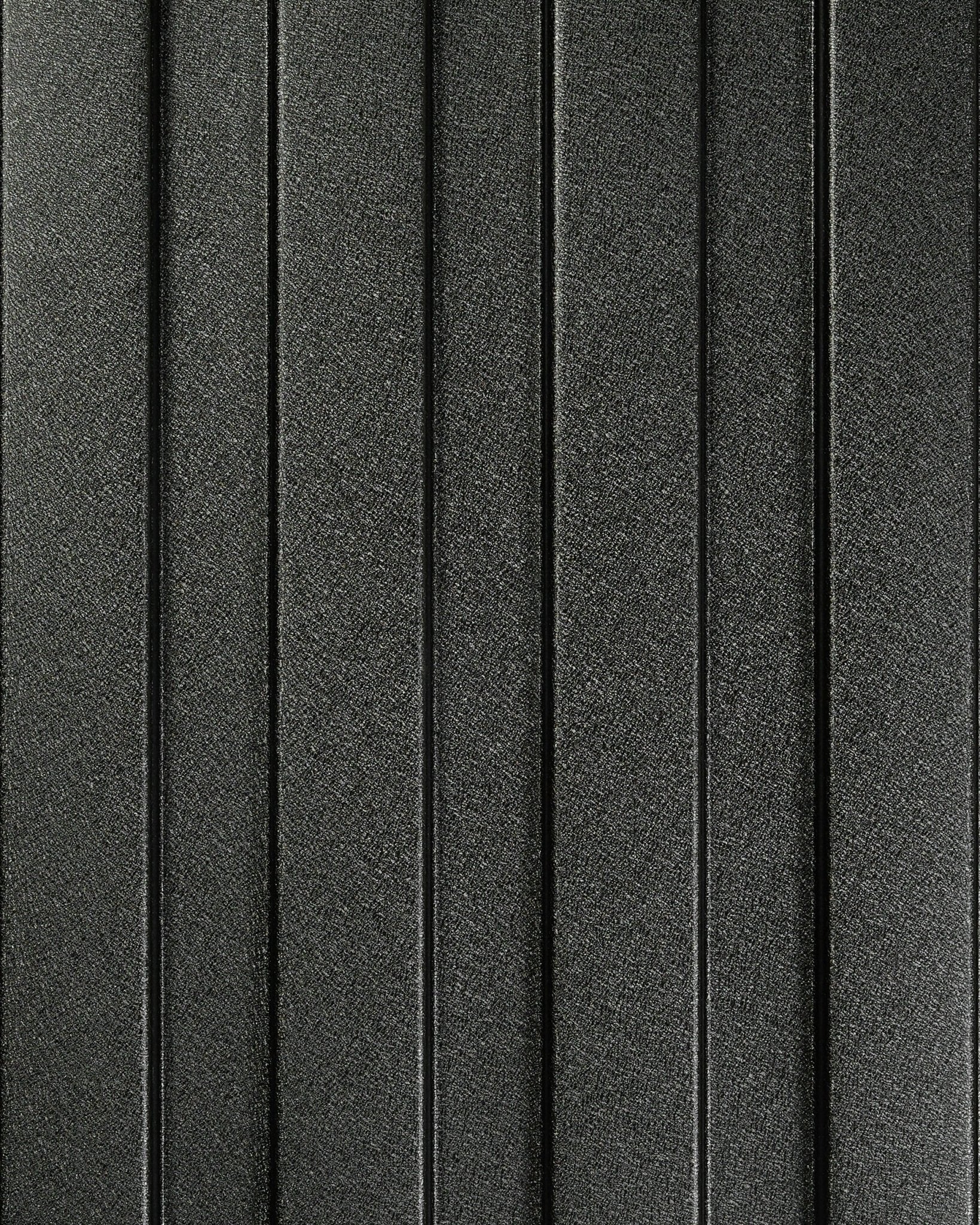 Zbliżenie na panel elewacyjny WoodUpp Aluwood, 240 x 45,1 cm, z ciemnoszarą powierzchnią o wyraźnej fakturze i równomiernie rozmieszczonymi vertical wypukłymi pasami do użytku zewnętrznego.