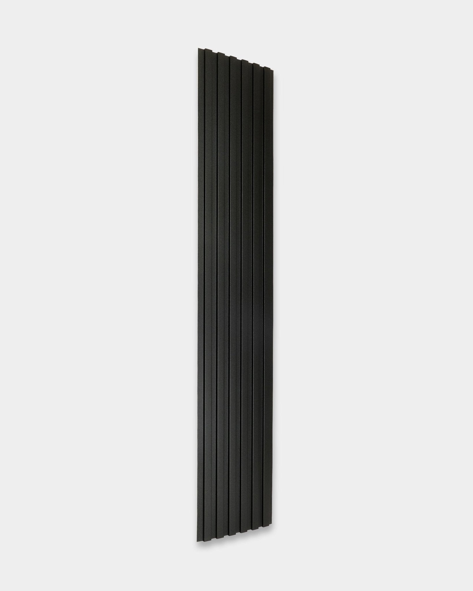 Zewnętrzny panel elewacyjny WoodUpp Aluwood, 240 x 45,1 cm, wysoki i wąski, z żłobieniami vertical black, pokazany na jednolitym białym tle.