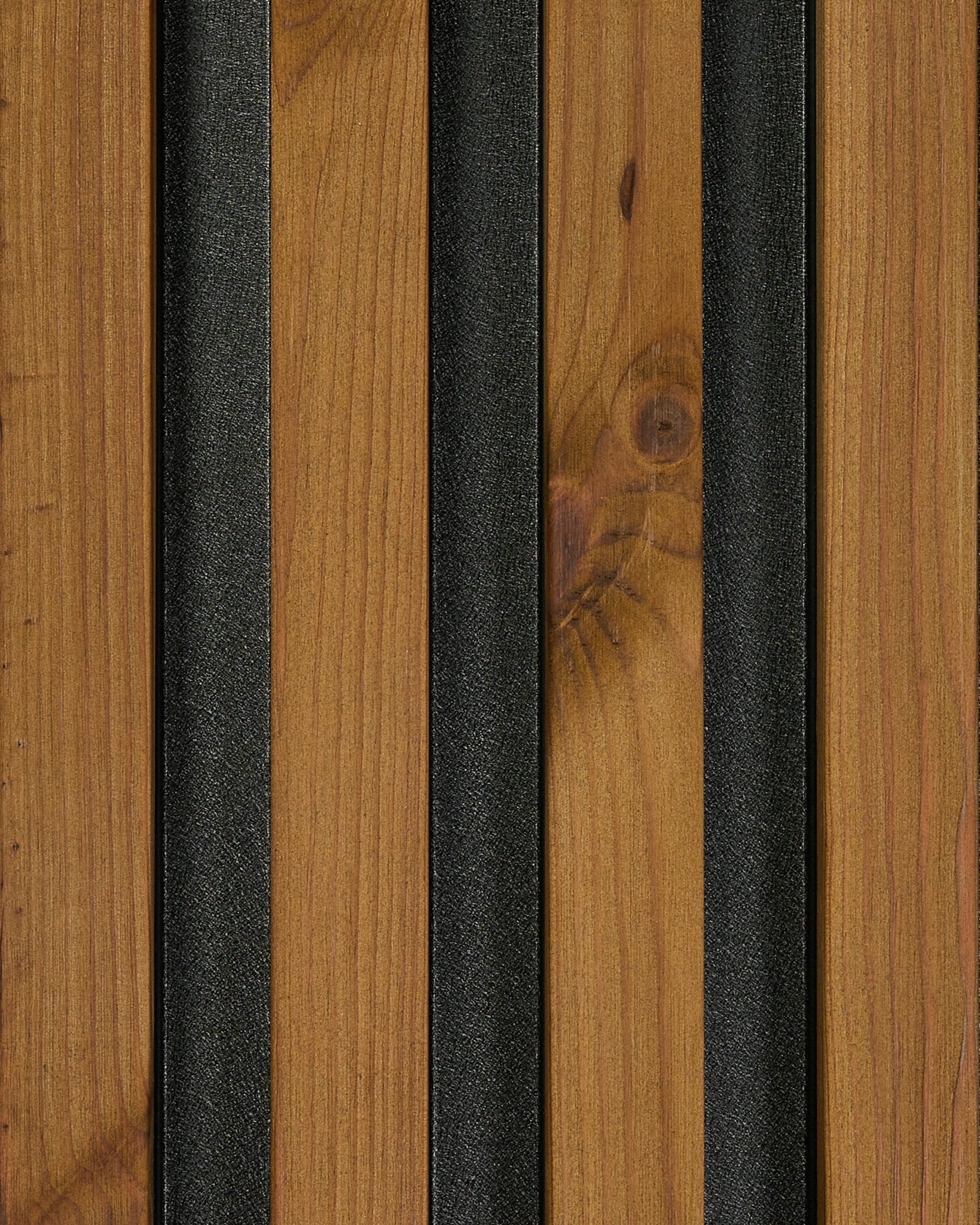 Zbliżenie próbki panelu elewacyjnego WoodUpp Aluwood w olejowanym wykończeniu brown (45,7 x 27 cm), podkreślające usłojenie natural wood i paski o fakturze black.