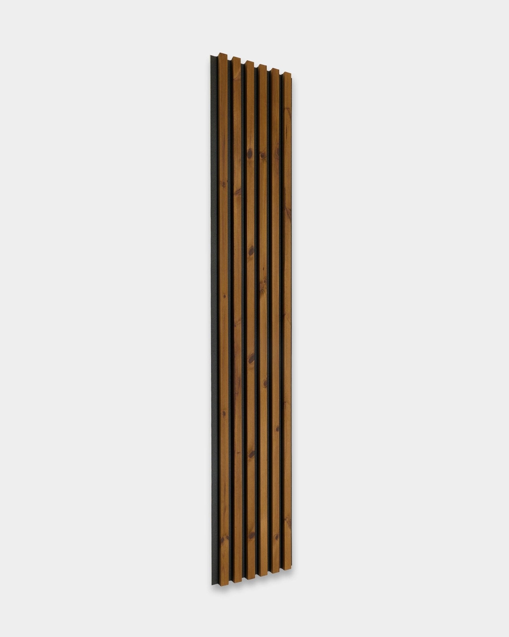 Panel elewacyjny WoodUpp Aluwood w olejowanym kolorze brown, 240 x 45,1 cm, z lamelami z termicznie modyfikowanego świerku nordyckiego i ciemnym podkładem akustycznym do użytku na zewnątrz.