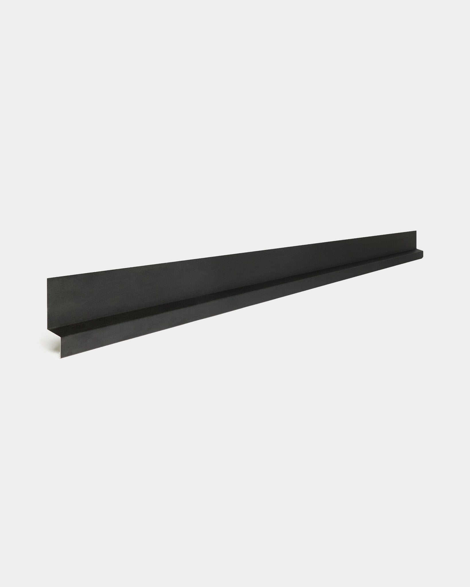 WoodUpp Aluwood Bottom, 240 cm: długie black minimalistyczne akcesorium do paneli elewacyjnych ze smukłą, malowaną proszkowo aluminiową listwą do montażu na zewnątrz.