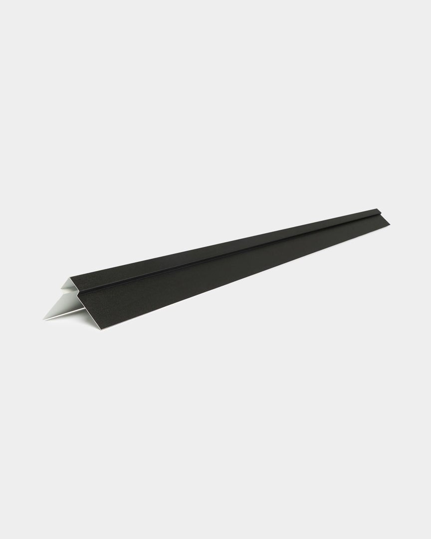 WoodUpp Aluwood narożnik zewnętrzny 240 cm: black trójkątny aluminiowy profil panelu elewacyjnego z białym spodem, pokazany na jednolitym białym tle.